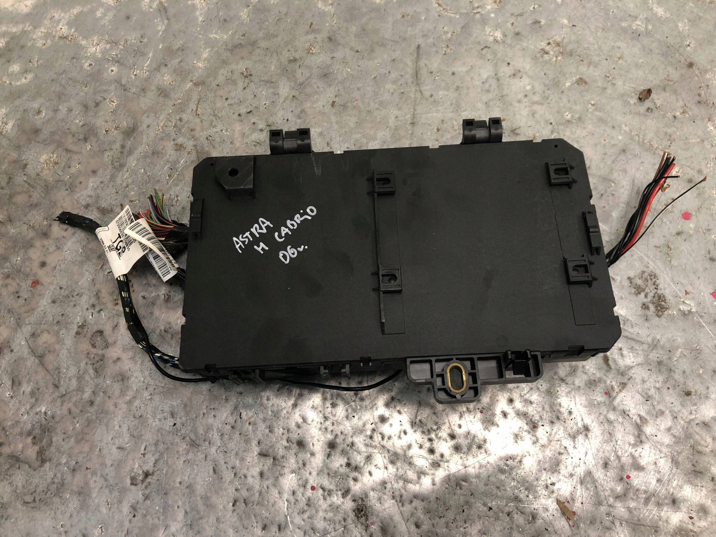 Module Module fusibles OPEL ASTRA H CABRIO 13220831