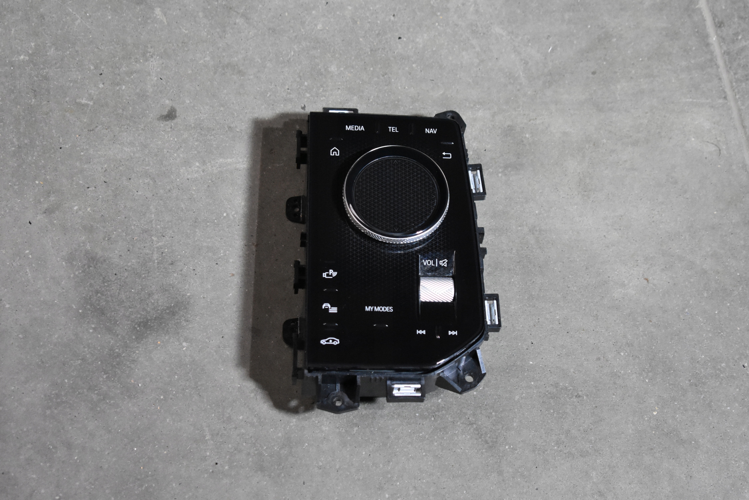 IDEALNY TOUCH PAD PANEL MULTIMEDIALNY BMW G70 1