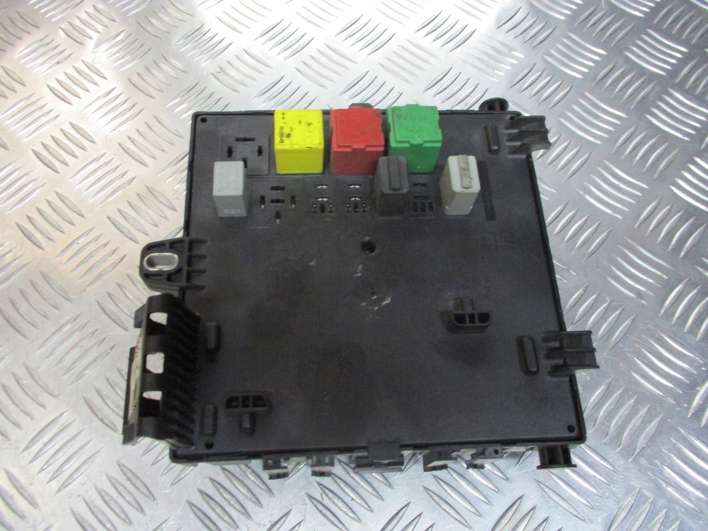 SKRZYNKA BEZPIECZNIKÓW OPEL VECTRA C 1.8 16V Producent części Opel OE