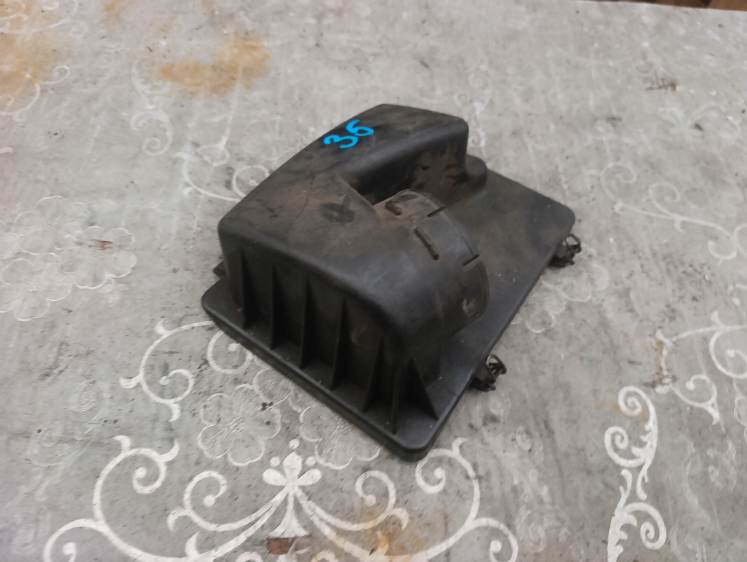 cover upper of a filter, air Opel 25099997