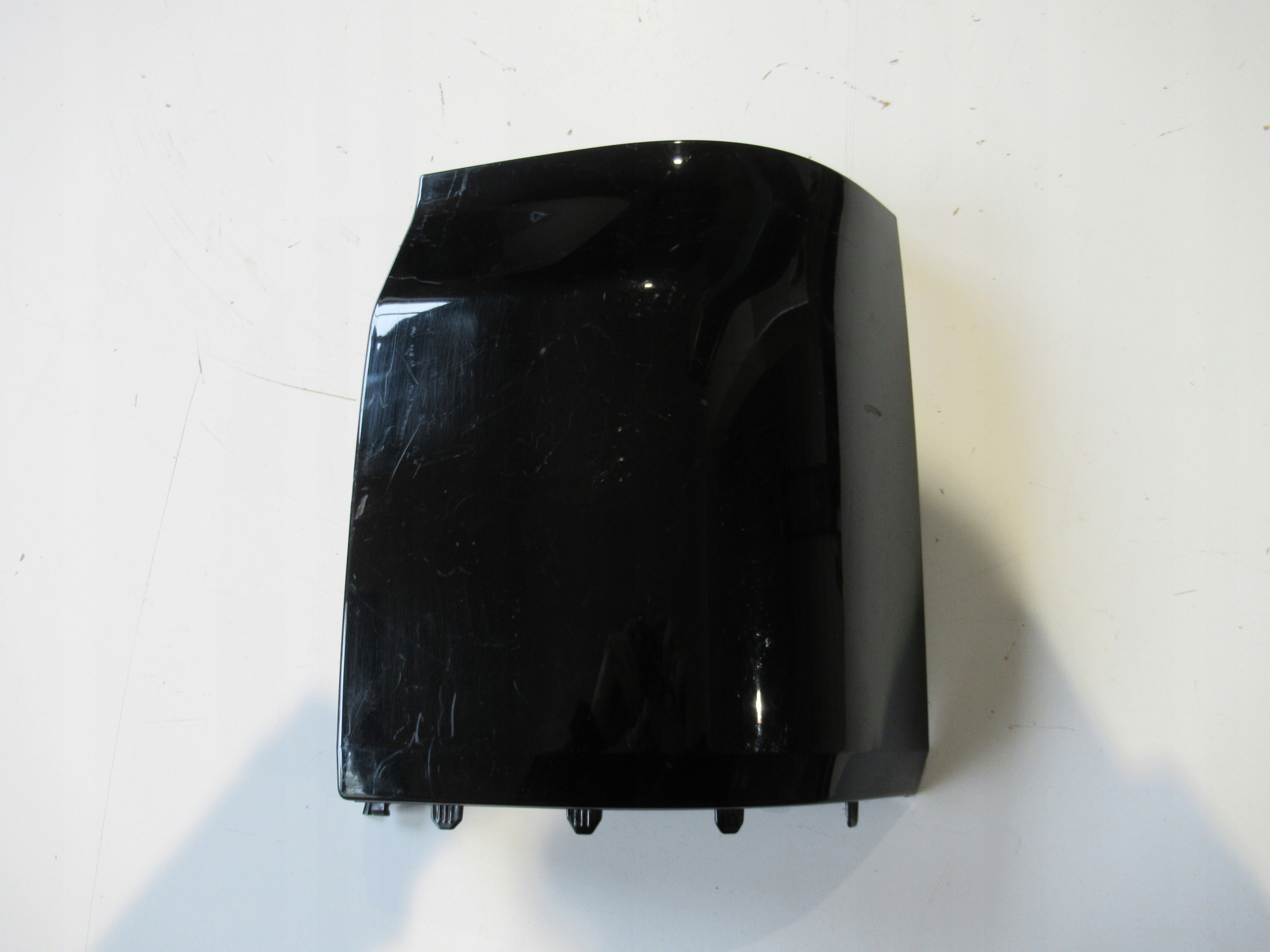 corner below LAMPE right rear part VW T5 7H0807322C