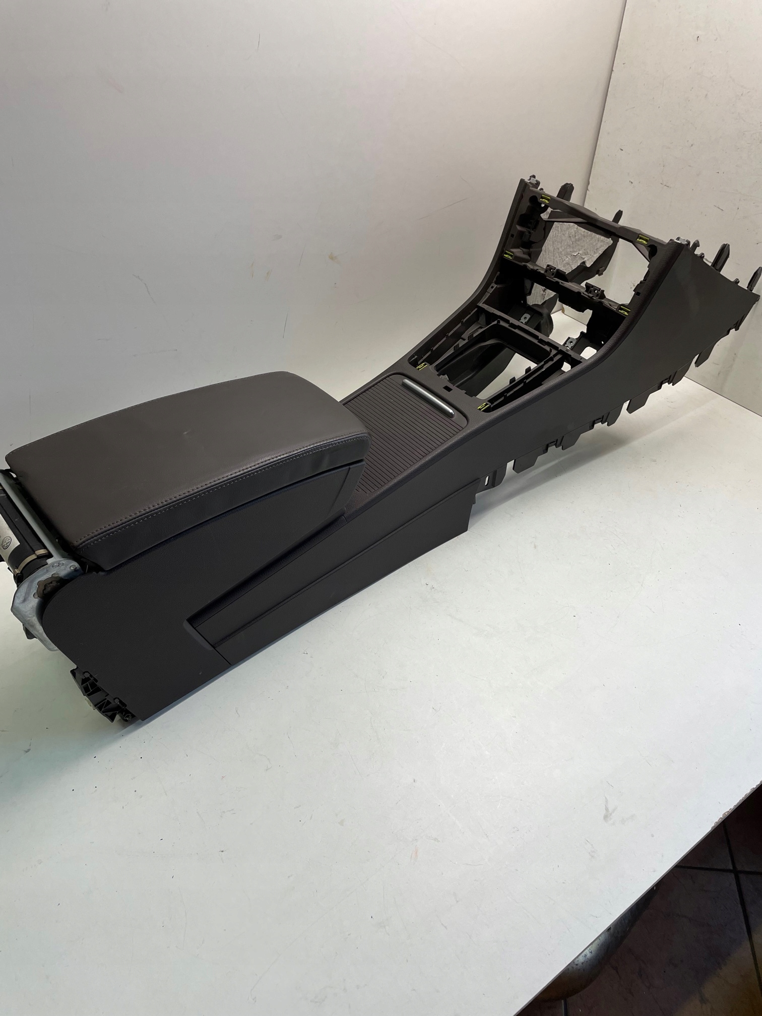 3C0 - VW B6 B7 подлокотник кожа оригинальный цвет