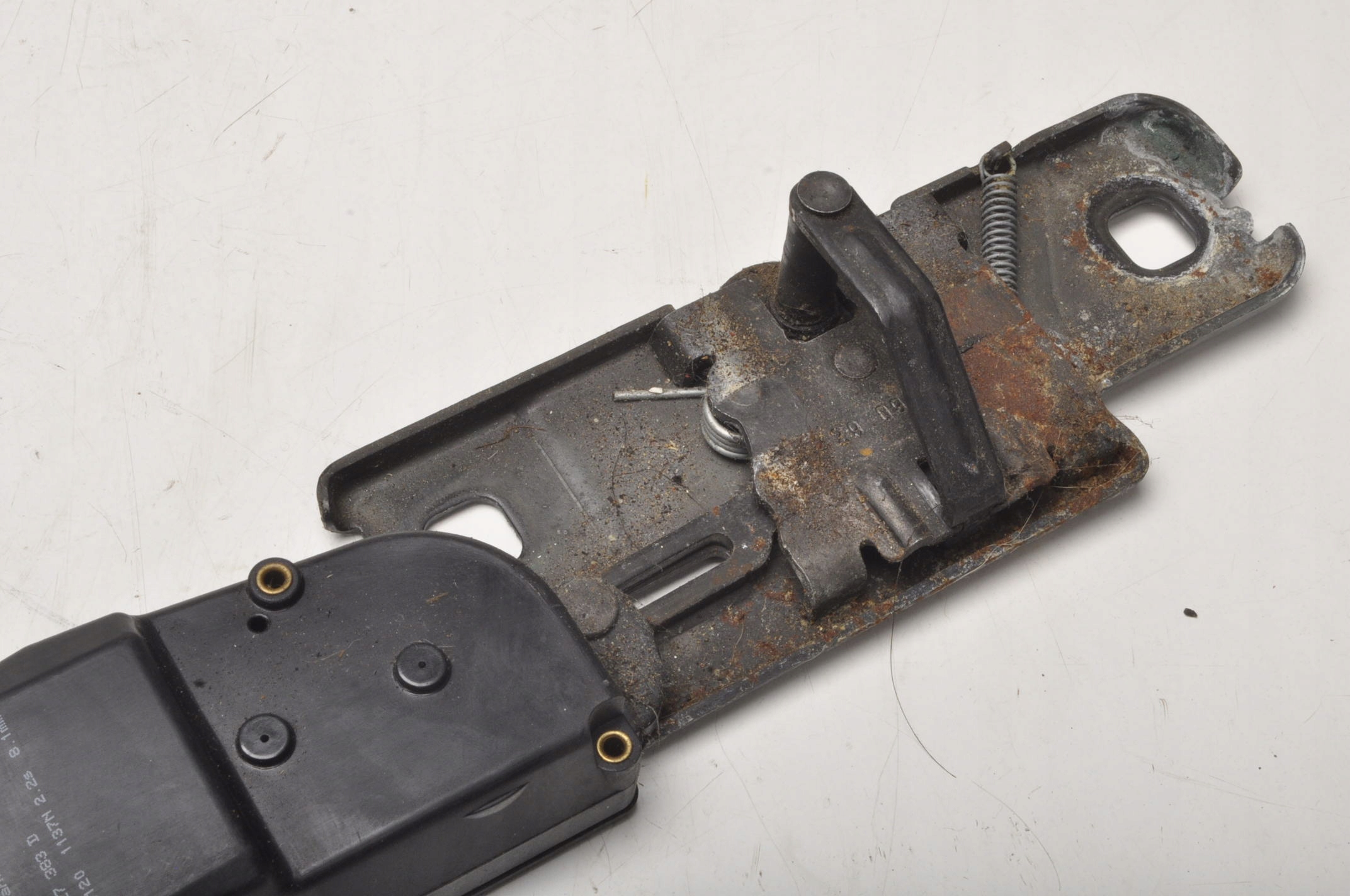 AUDI Q5 DOCIĄG TYLNEJ KLAPY BAGAŻNIKA Producent części Audi OE