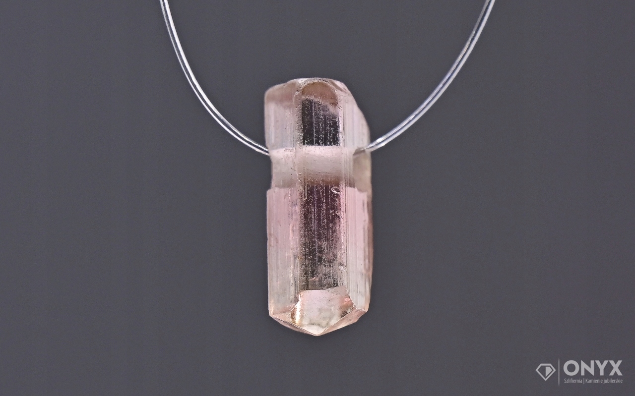 Turmalín provrtaný přírodní křišťál 9x4 mm