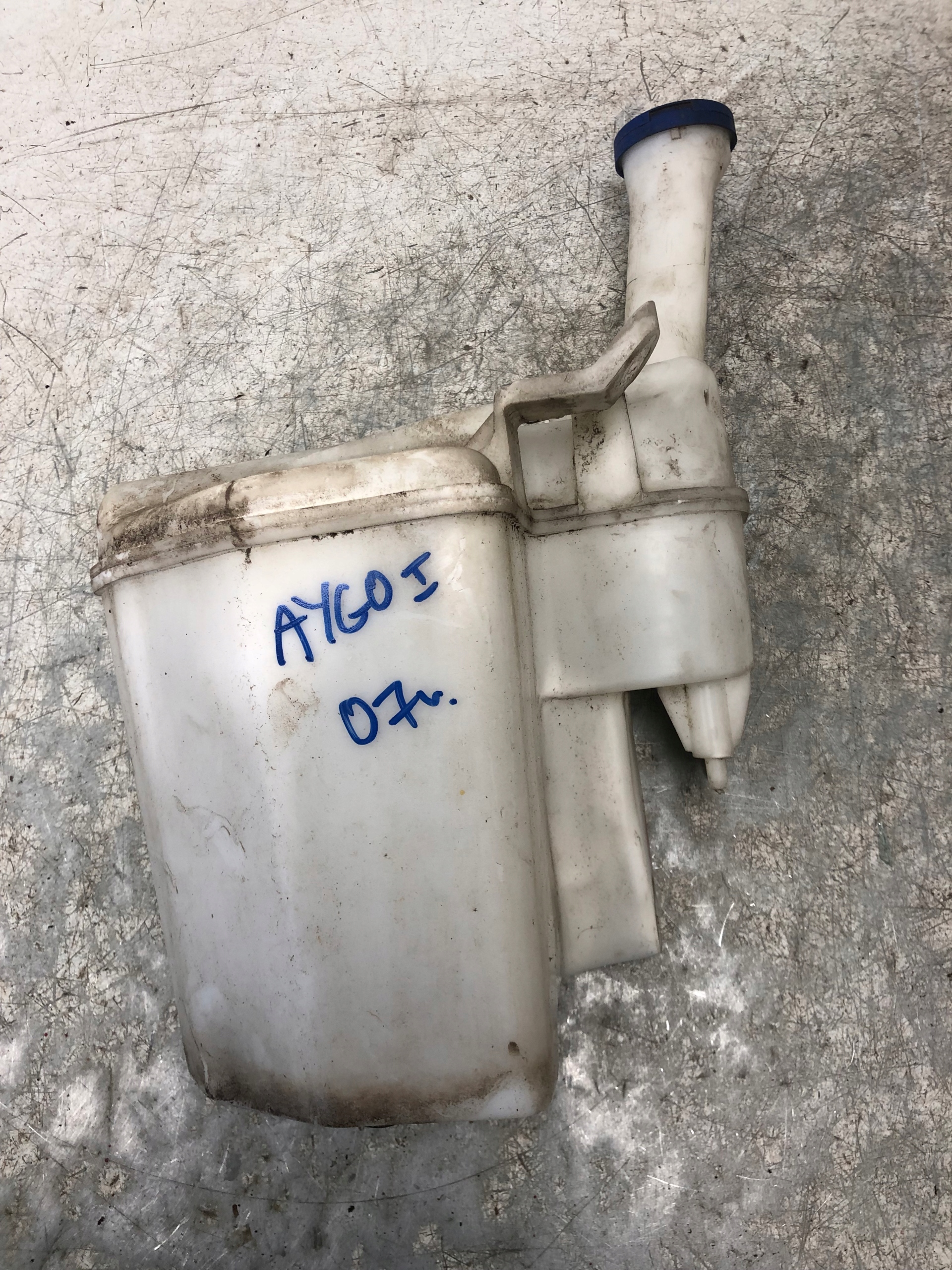 washer fluid tank TOYOTA AYGO and