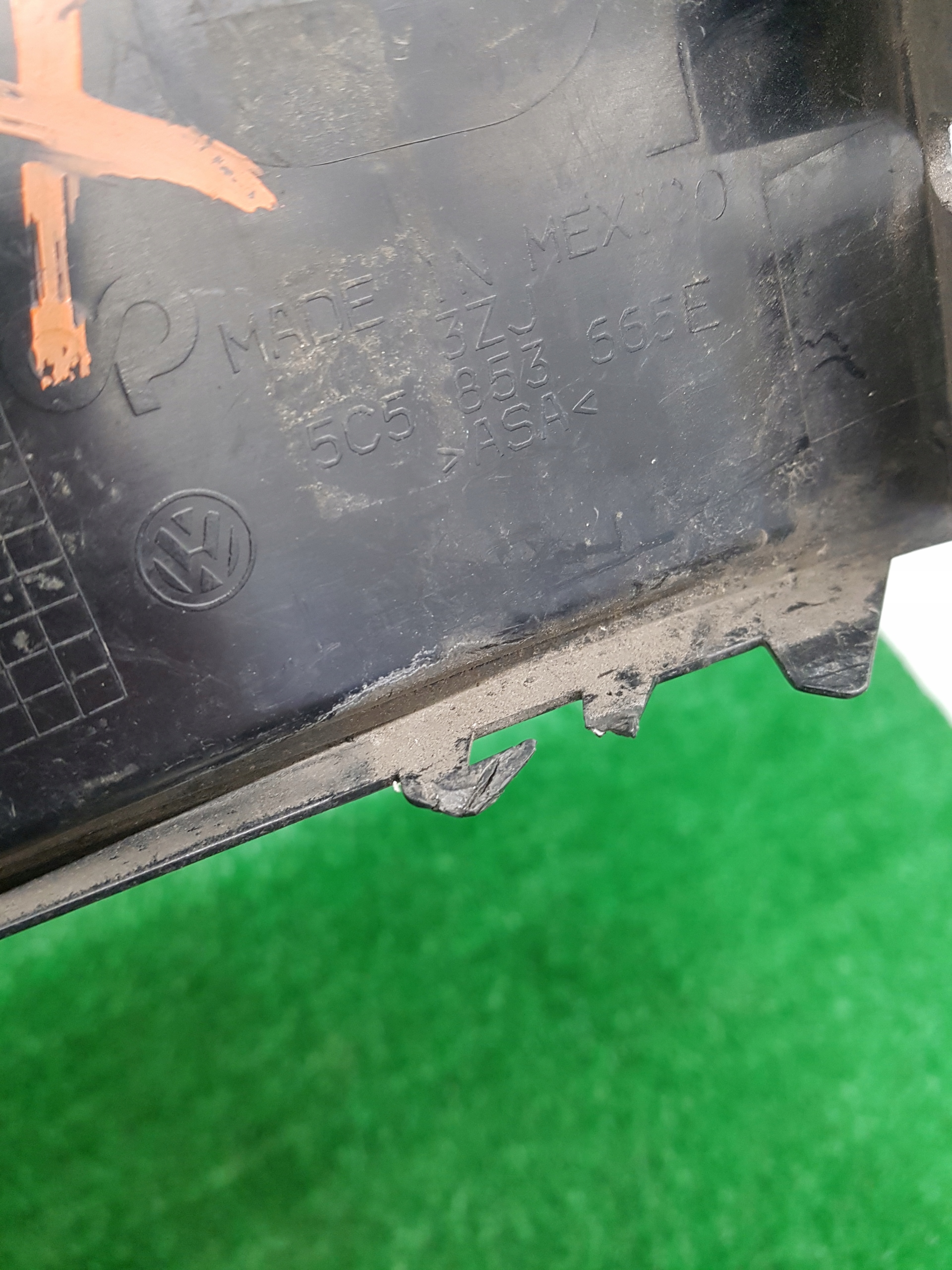 grid of a bumper left VOLKSWAGEN BEETLE 5C5853665E