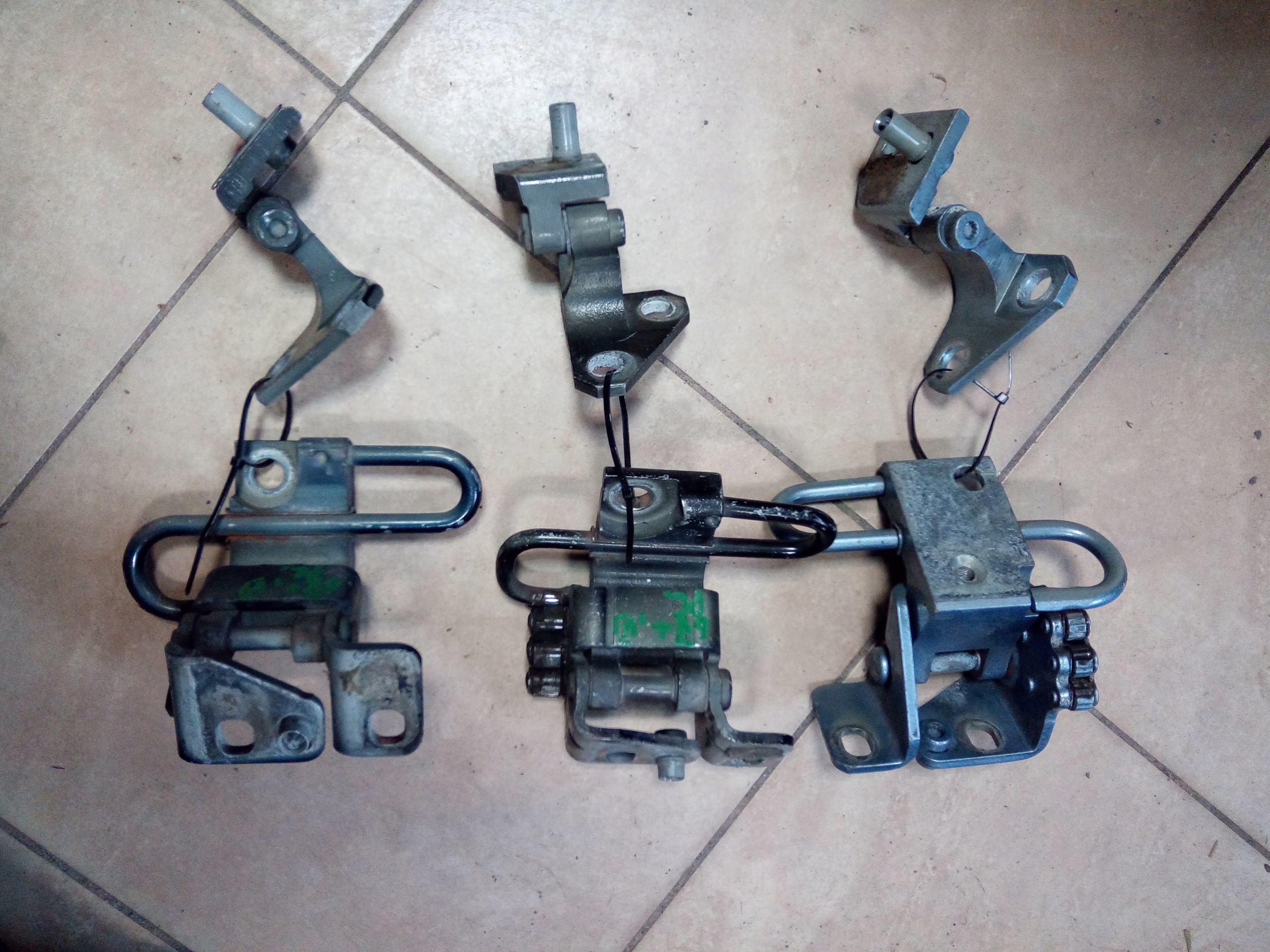 1K0831412N 1K0831402M - ПЕТЛЯ ДВЕРИ VW GOLF VI ПЕРЕДНЯЯ ORIG*