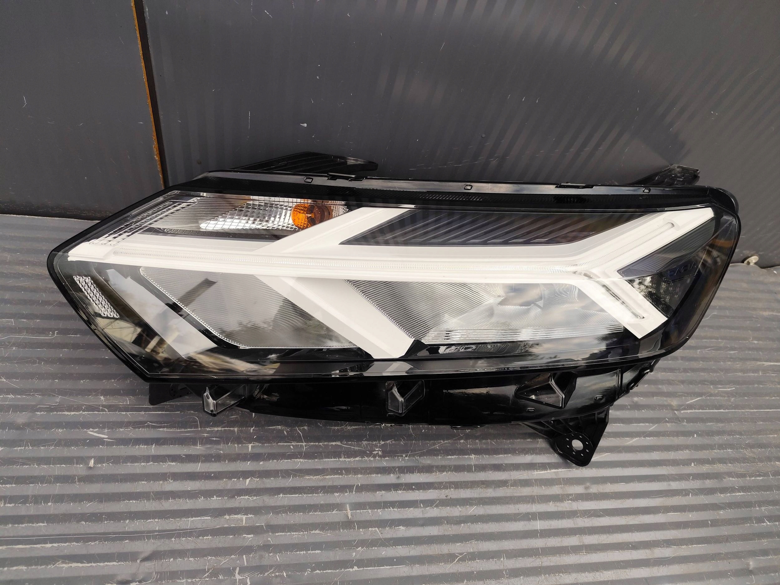 DACIA SANDERO III light front left FULL 260602561R