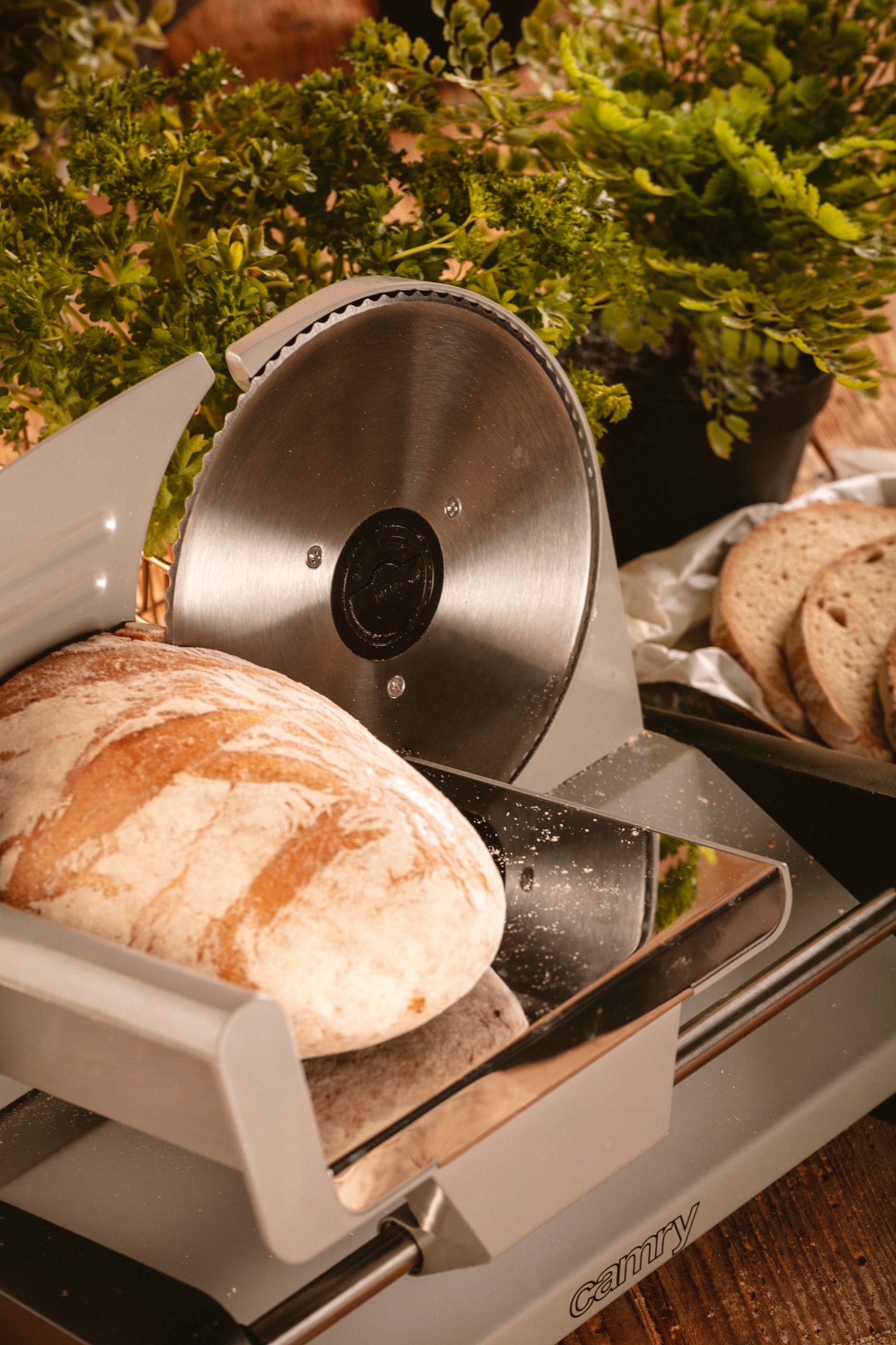 METALOWA KRAJALNICA CAMRY DO CHLEBA I WĘDLIN 4702 Waga produktu 3.88 kg