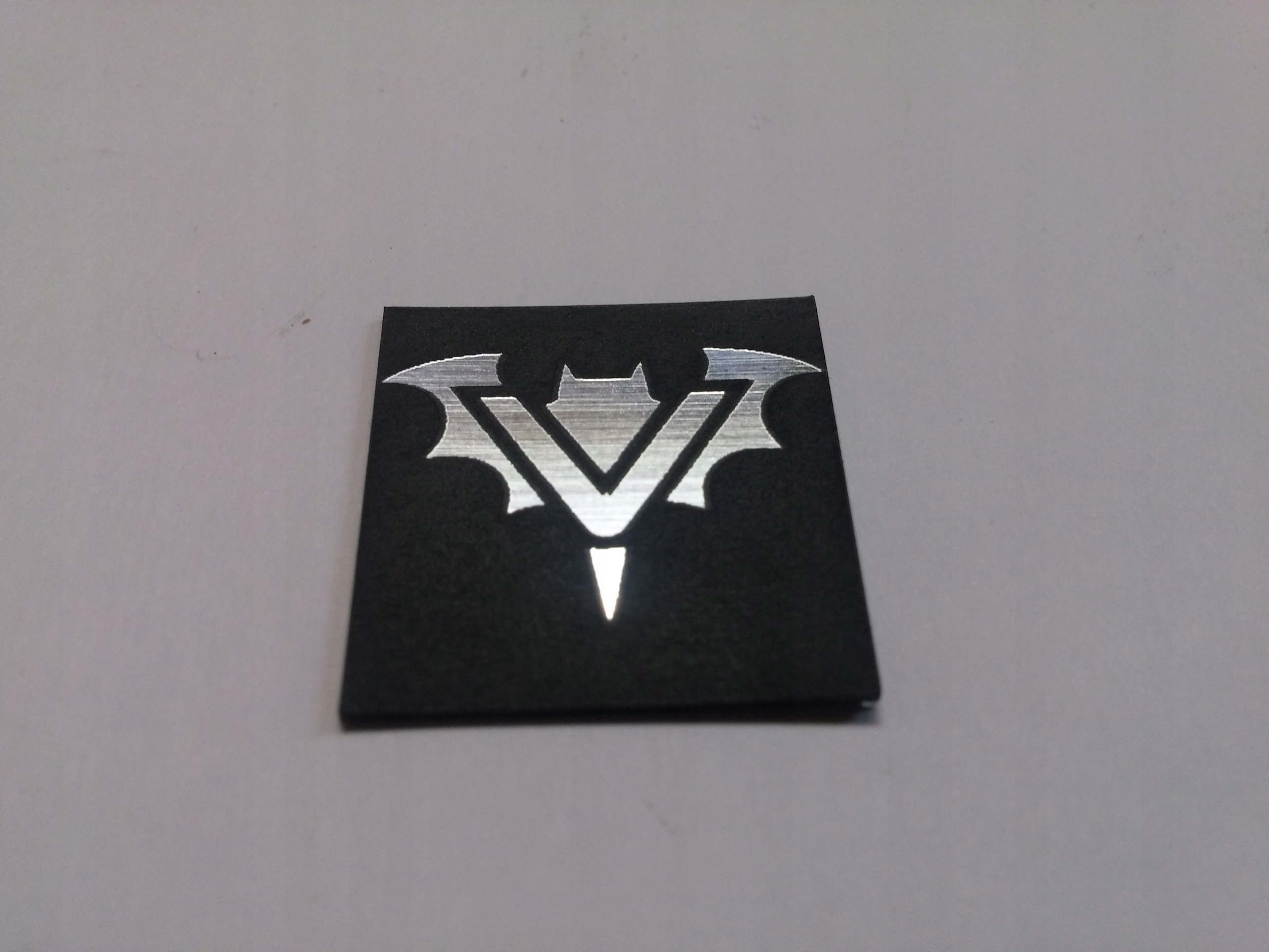 

Nietoperz naklejka emblemat 24 x 24 mm *srebrna