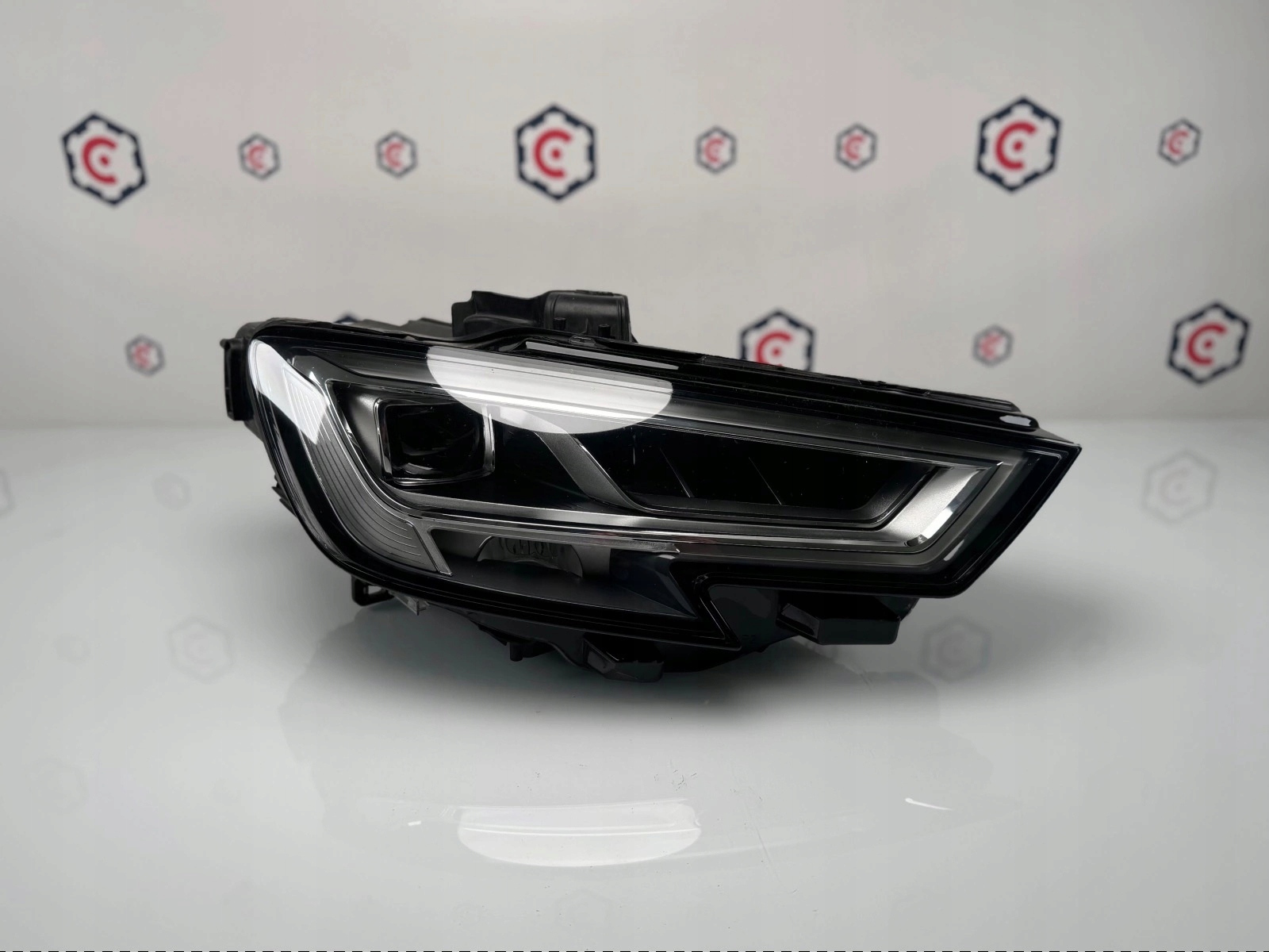 LAMPA PRAWA PRZÓD AUDI A3 8V LIFT MATRIX