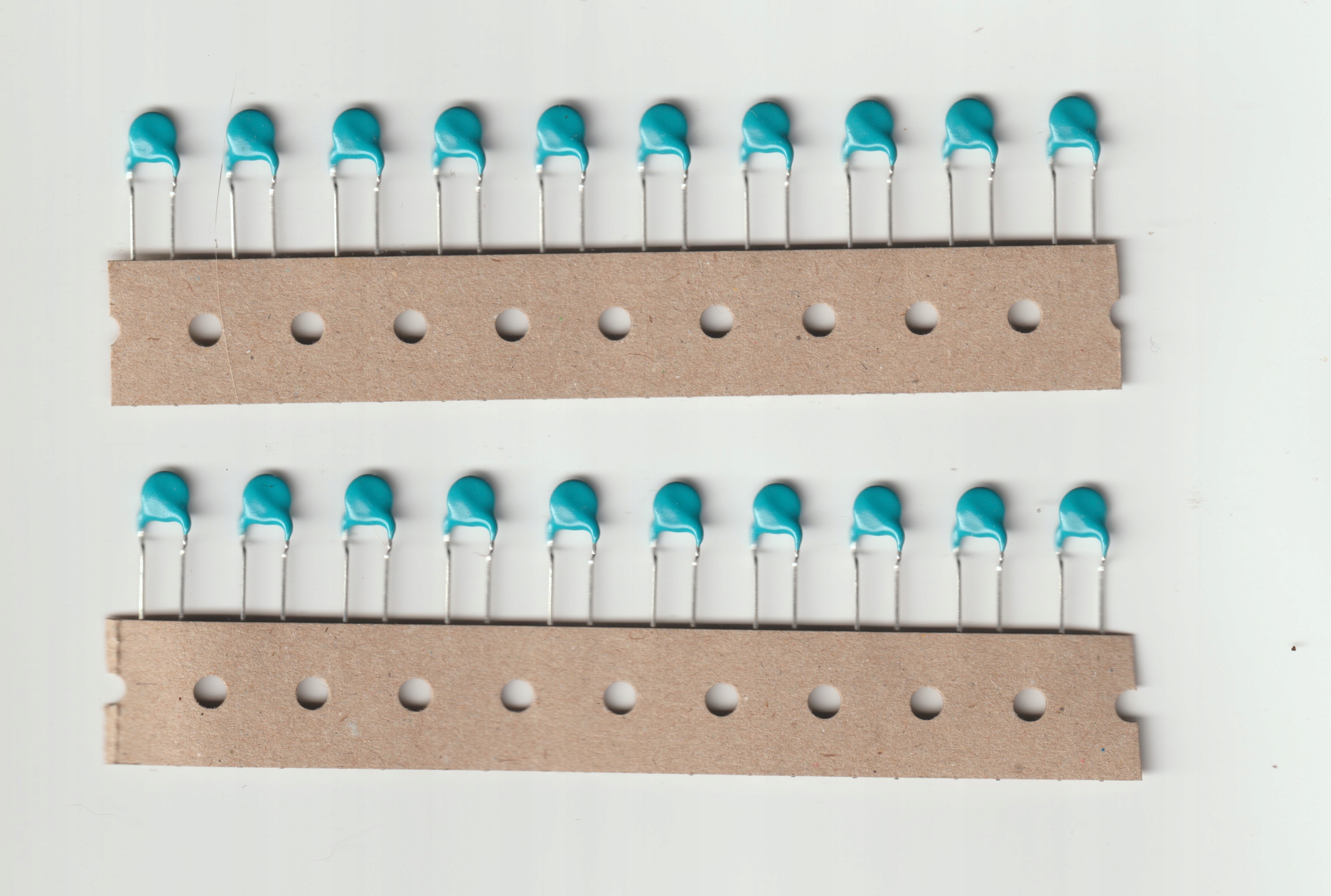 [20szt] 150pF 1kV 5% kond. cer. R=5mm Murata