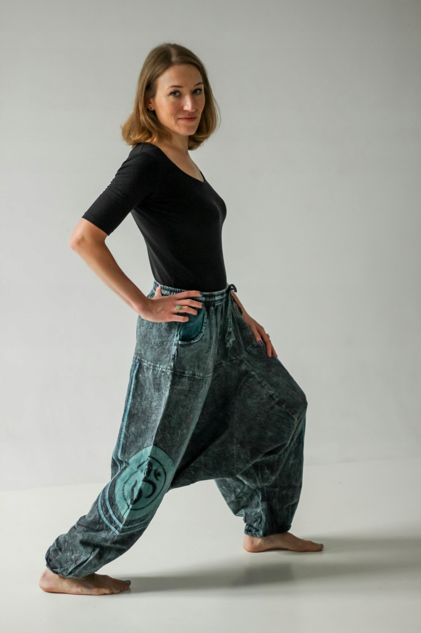 Šedé bavlněné harémky s výšivkou Om hippie etno Kana Sapiens