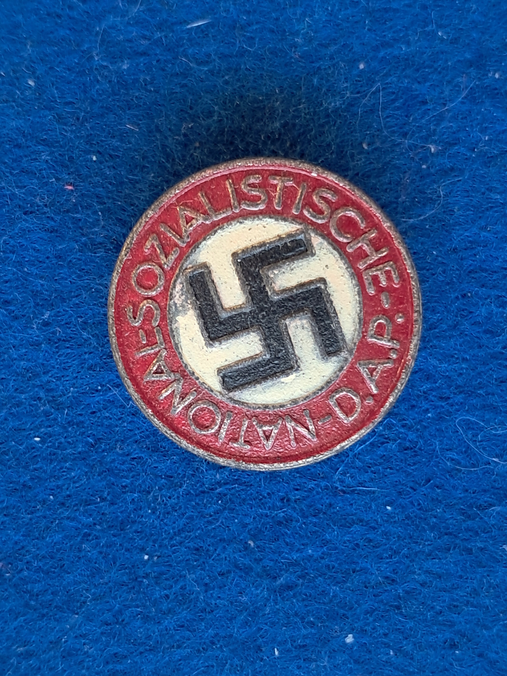 Odznaka NSDAP III Rzesza: rzadka wersja zapięcia sygn. RZM M1/14 (T168)