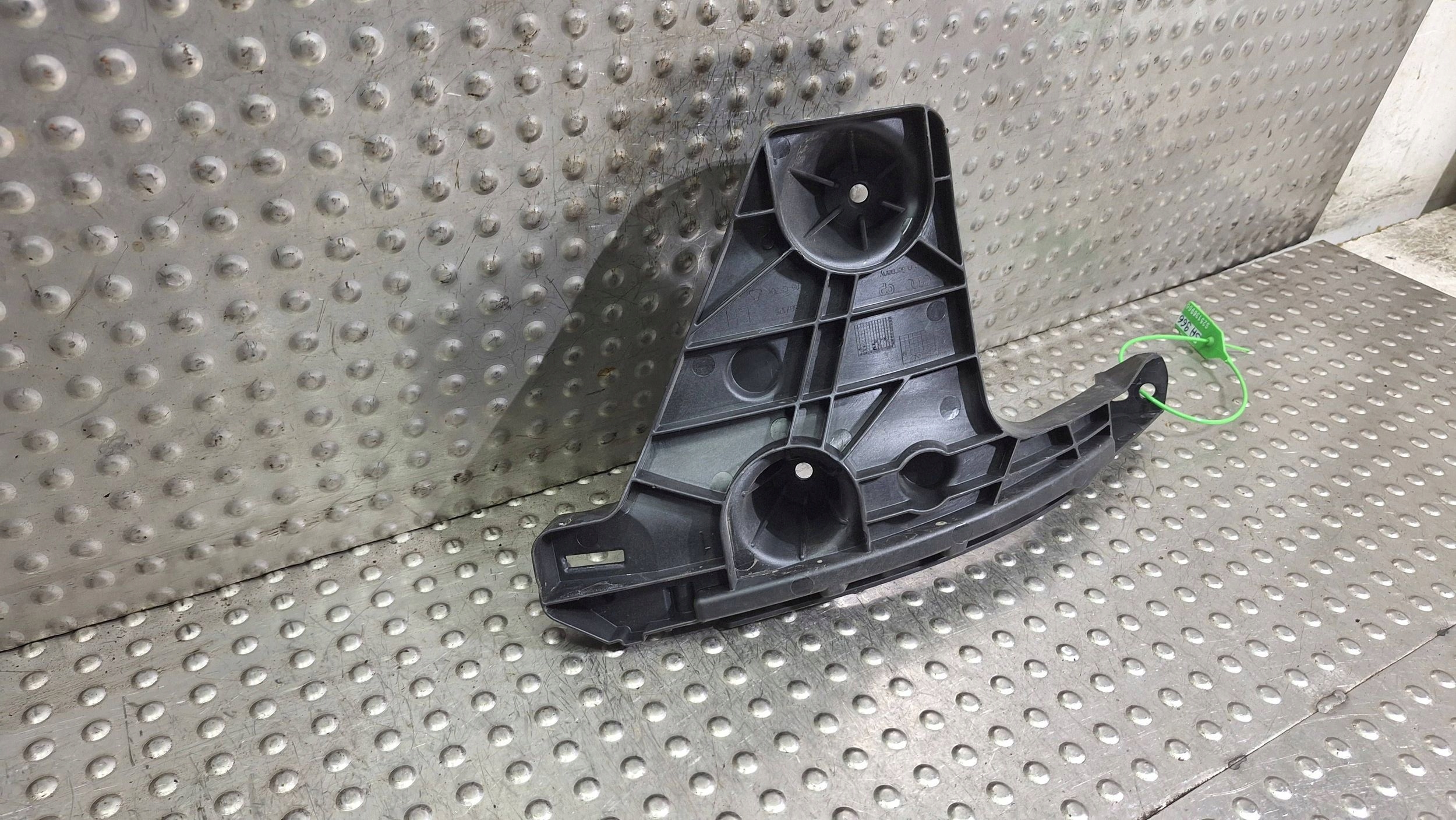 bumper bracket left rear part 4J3807125 AUDI E-TRON GT