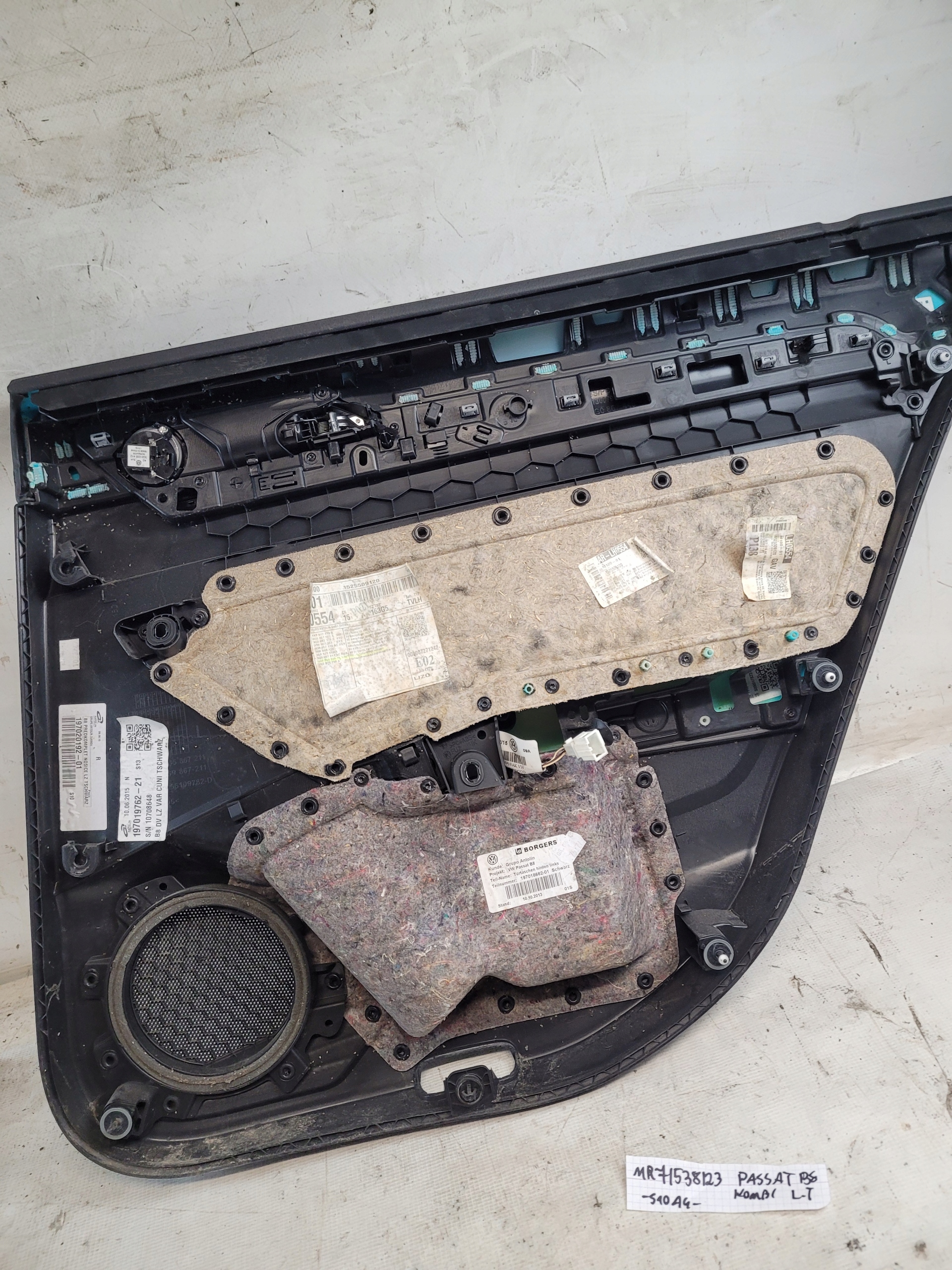 side upholstery handle door left rear part VW PASSAT B8 KOMBI 15r.