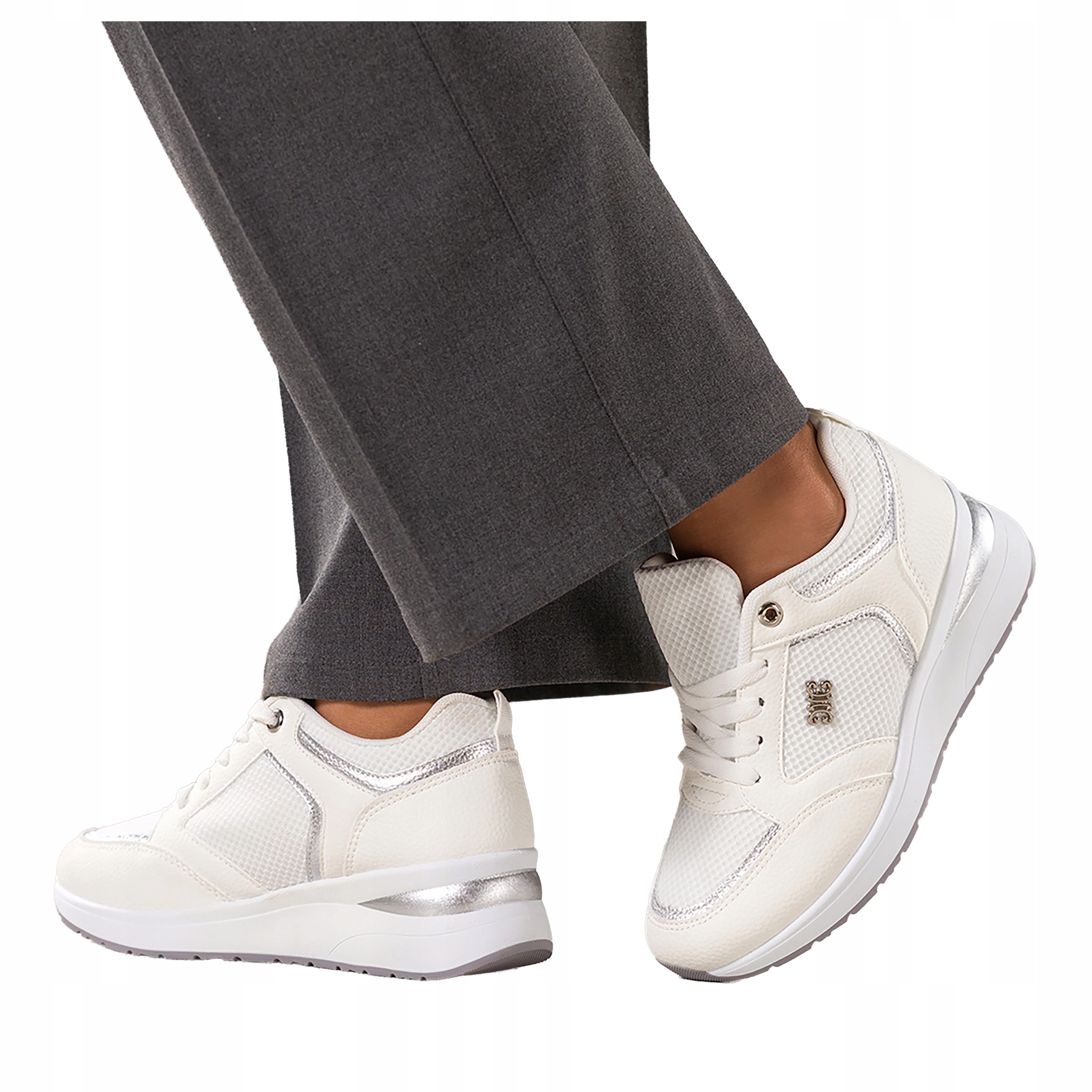 Bílé dámské tenisky s šněrovací síťkou a módními sportovními ozdobami, velikost 39