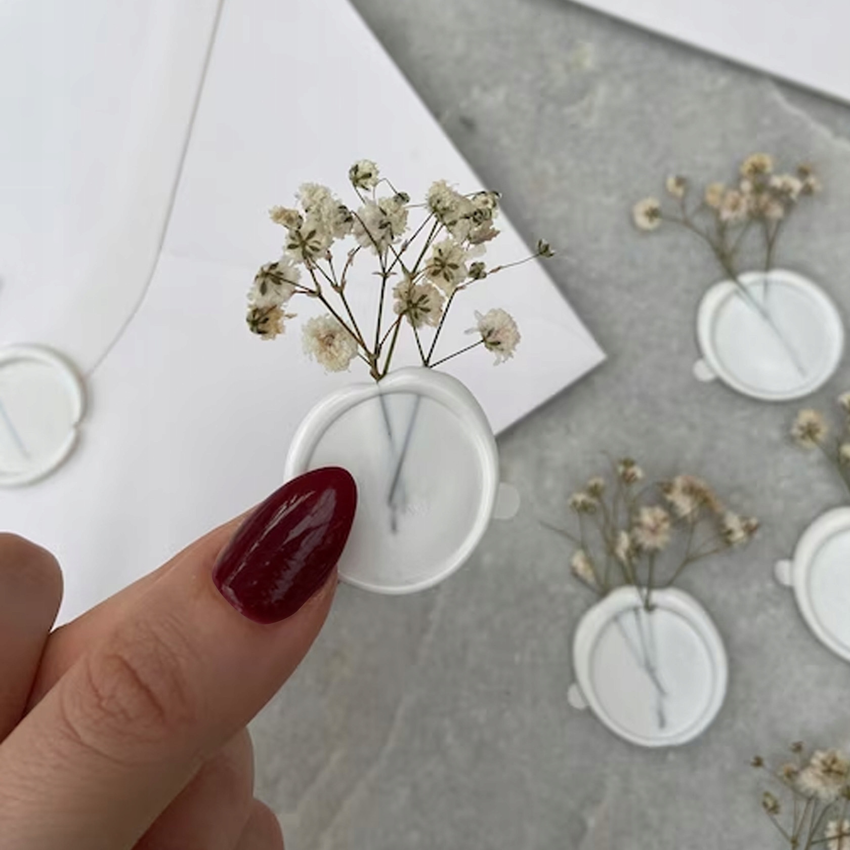 Odbicia lakowe z gałązkami roślinami gipsówka, dmuszek lub paproć