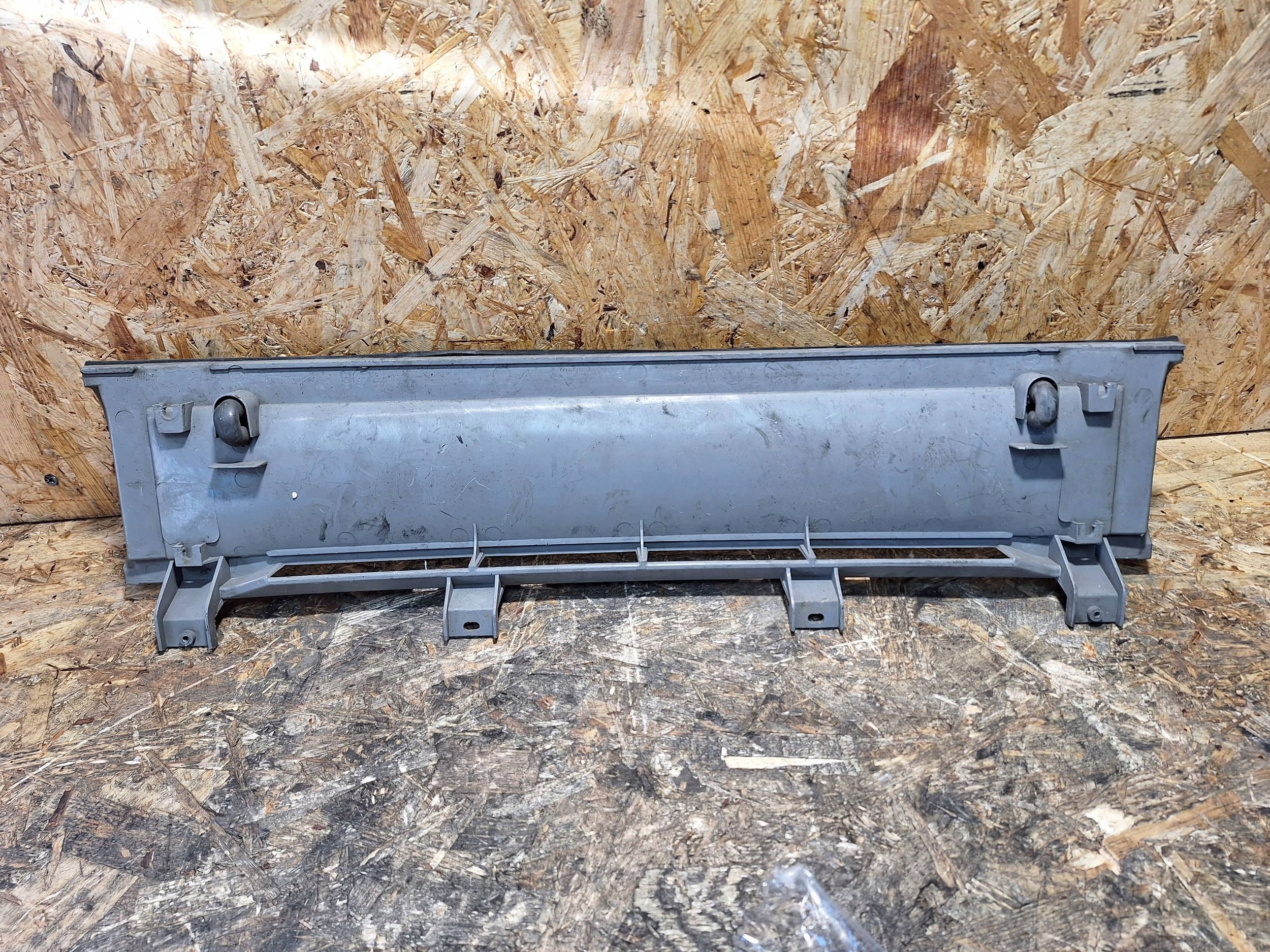 Grille NISSAN VANETTE LWB II LIFT 89
