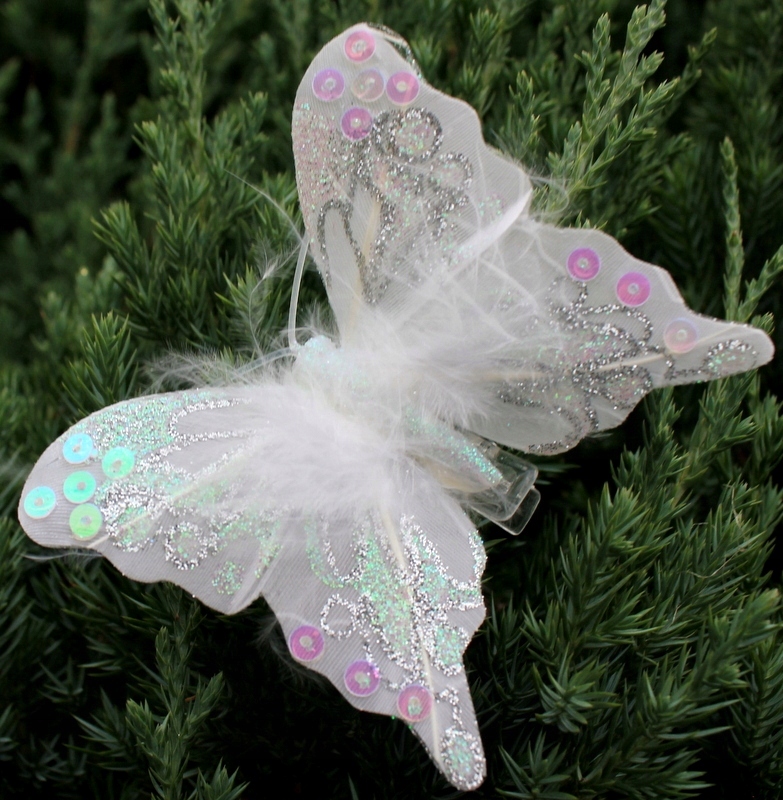 

Motylek Z Piórkami Na Klipie Biały Połyskujący