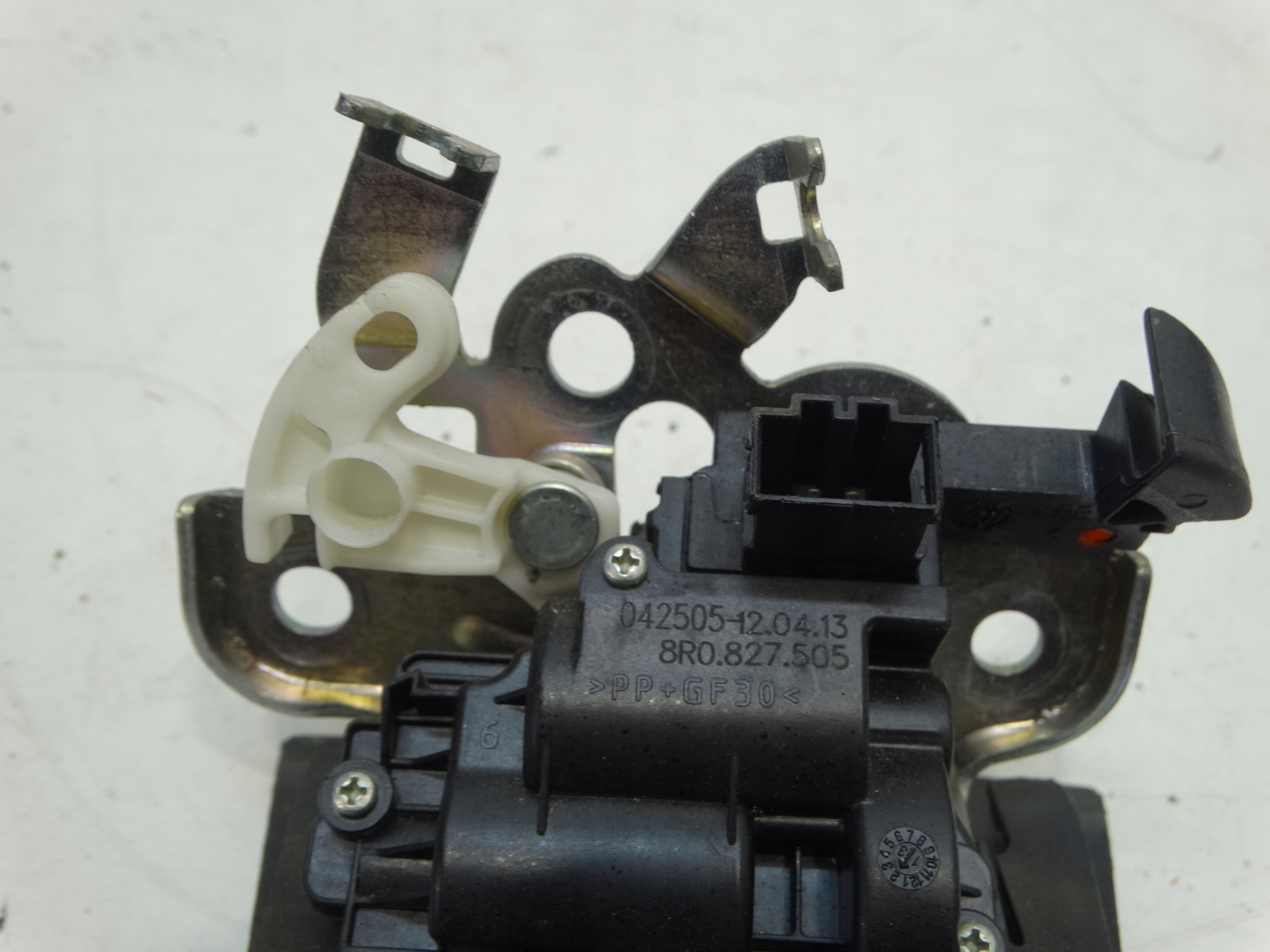 lock bonnet boot rear part AUDI A4 B8 07-15R. 8R0827505