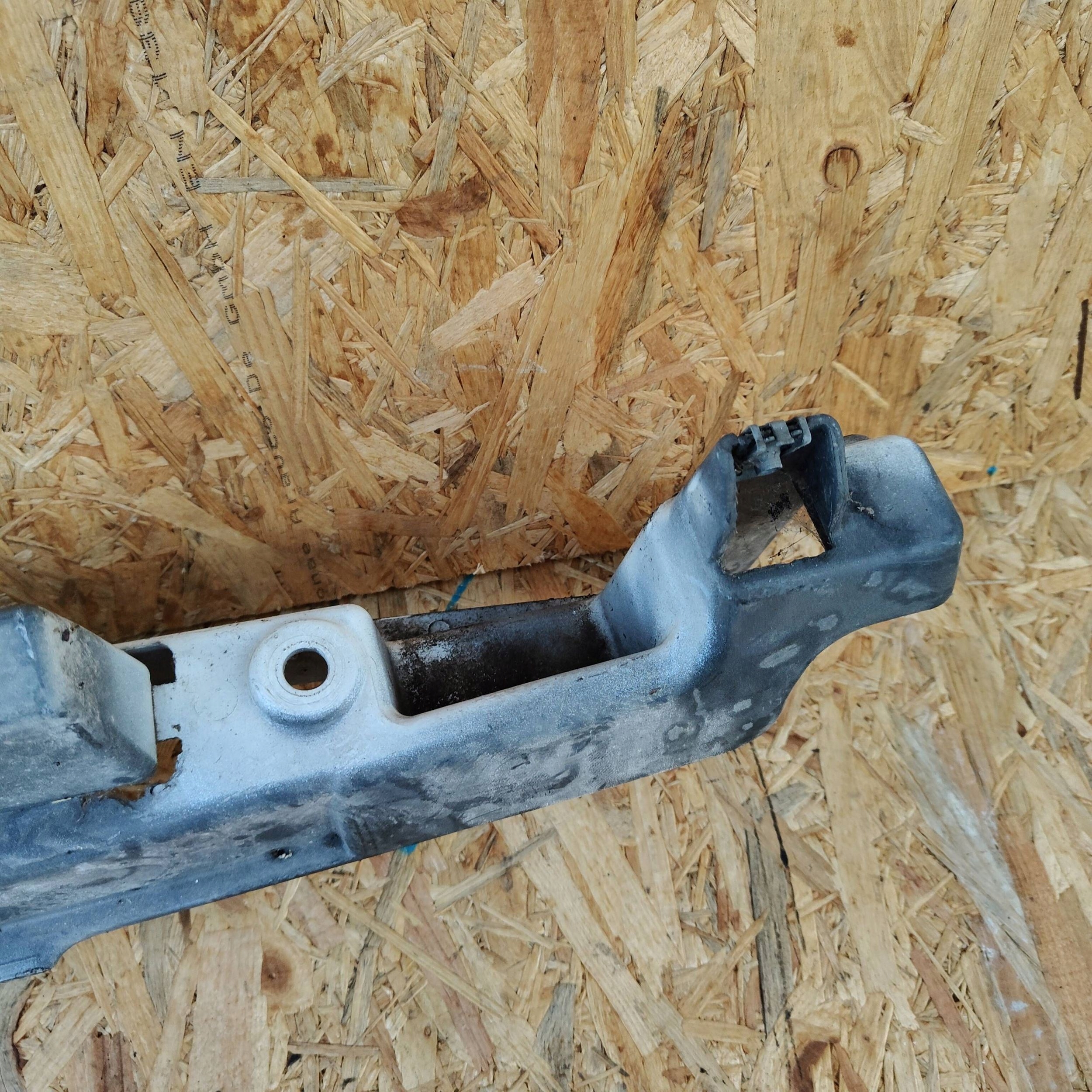 Support plaque Aile Avant Bouche buse Gauche Renault Kangoo II 631232841R