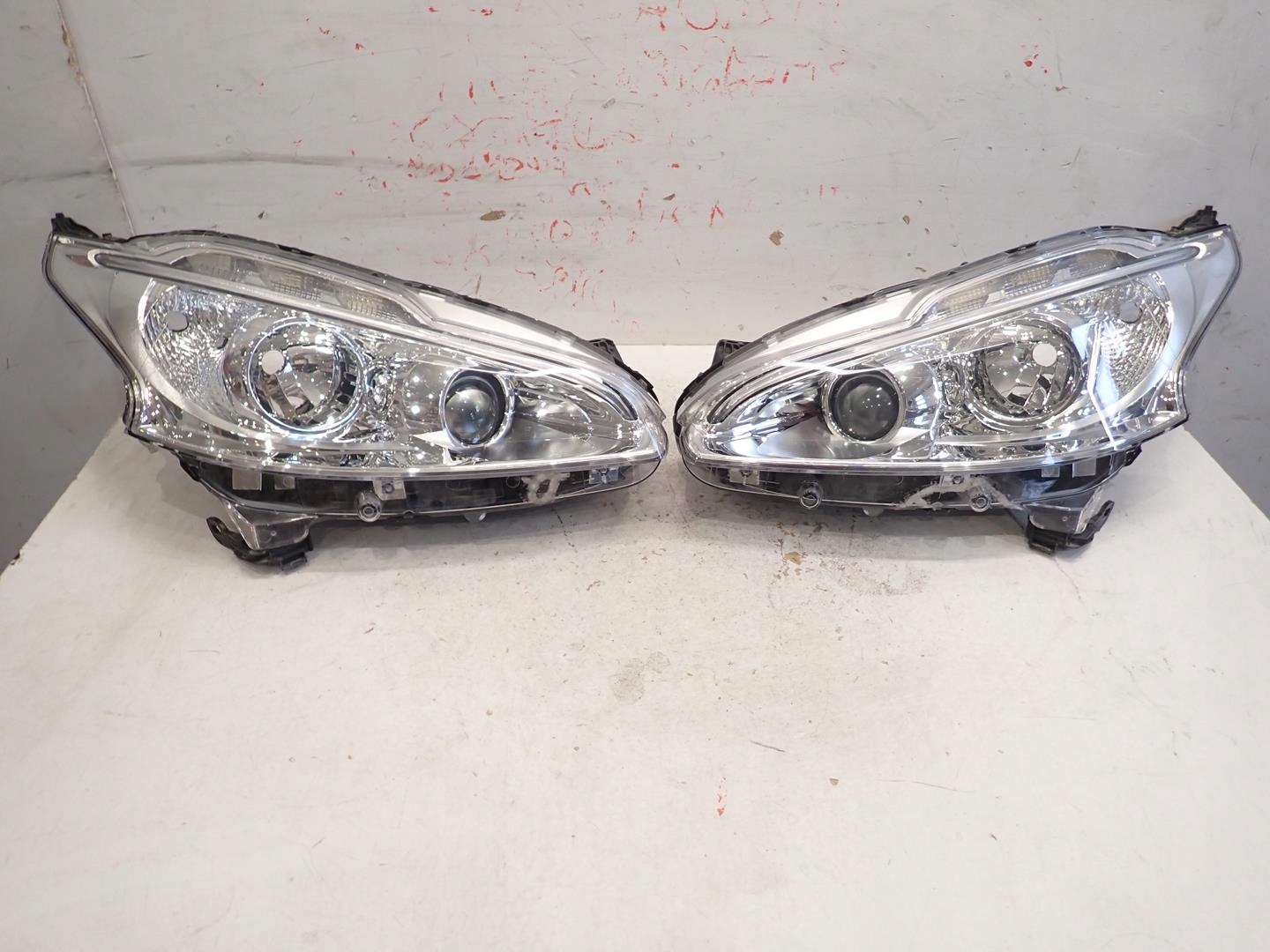 light front front left PEUGEOT 208 2012-2015 9802221480