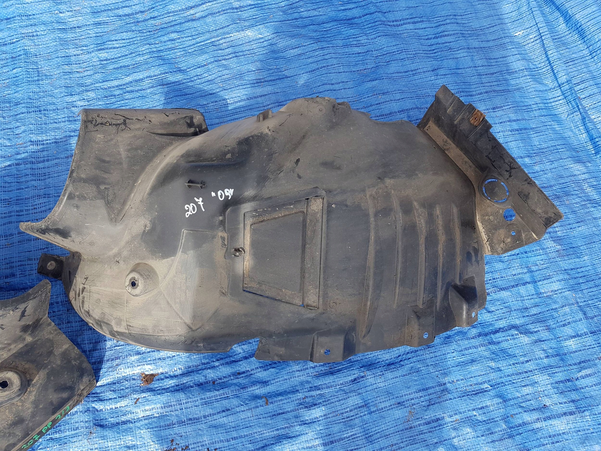 mudguard front front right Mercedes E C207 W207 A2076901430 A2076901730