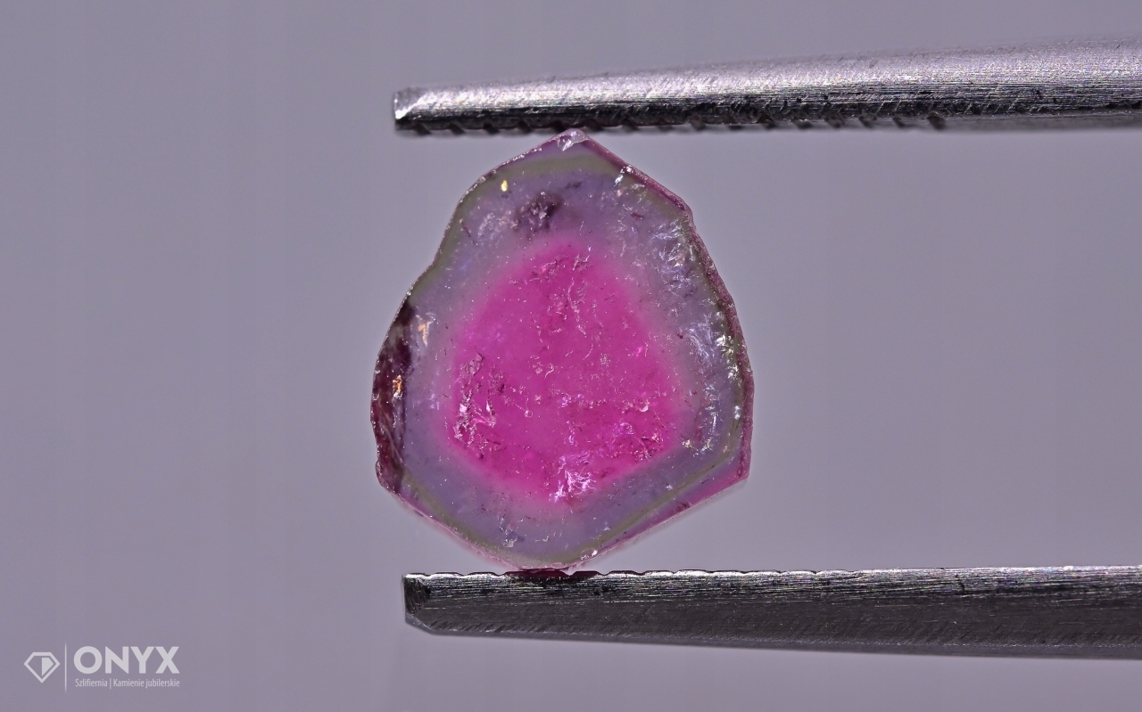 Turmalín deska nepravidelná 7,5x6,5 mm