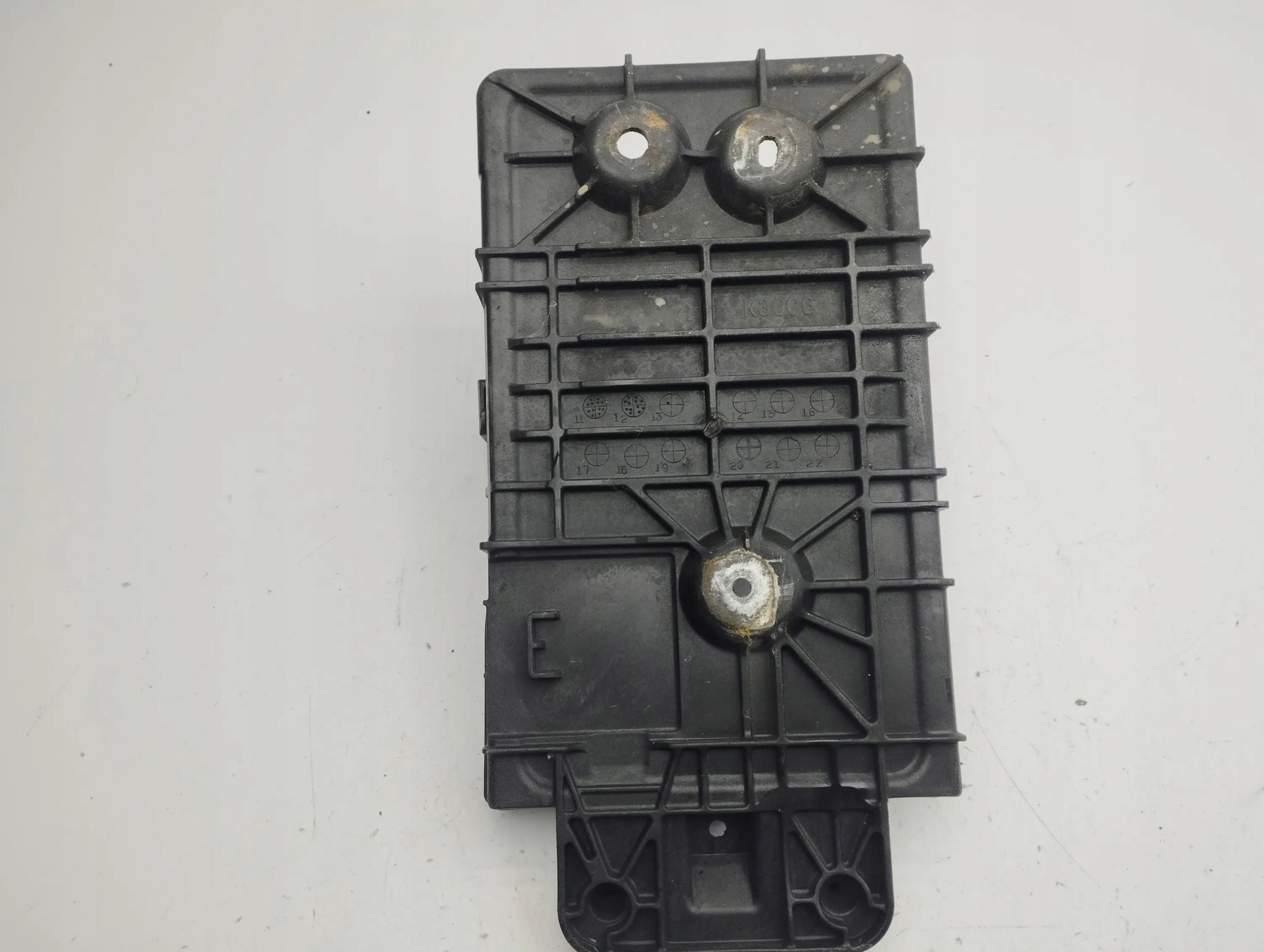 Mazda CX-5 2013 Półka akumulatora Numer katalogowy części KE7056041