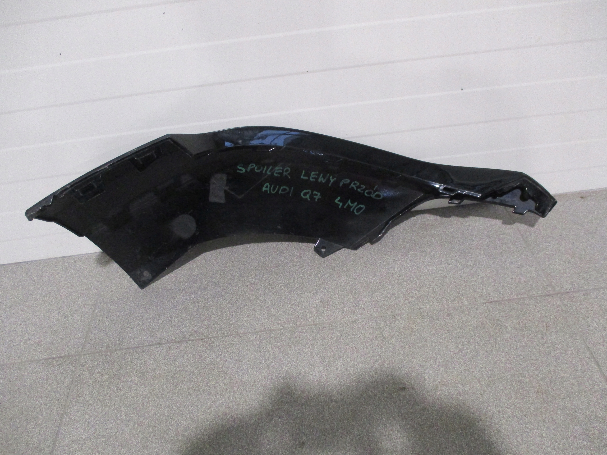 Spoiler nárazníku levý předek Audi Q7 4M0