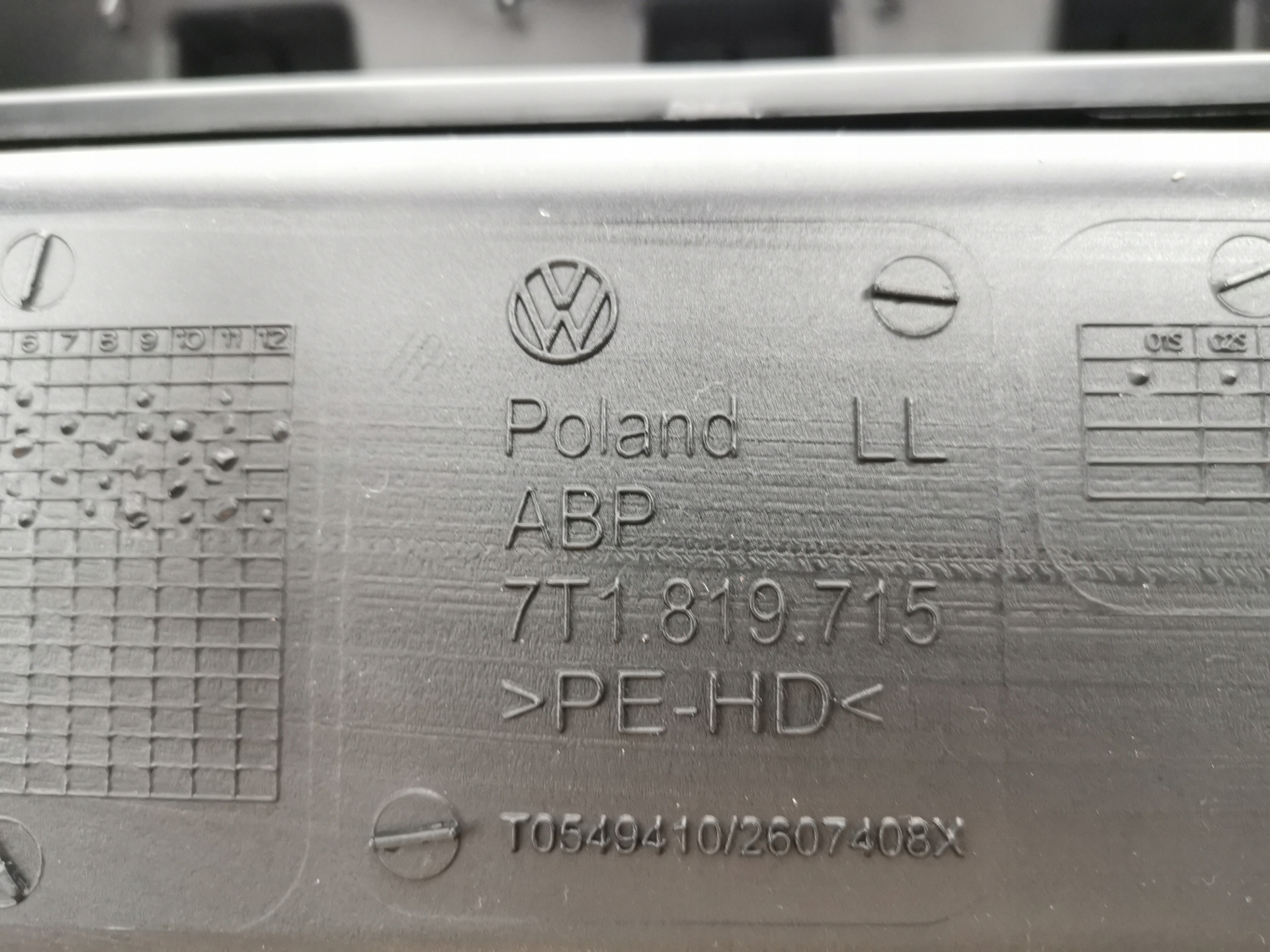 консоль торпеда vw MULTIVAN T7 7T1857003M