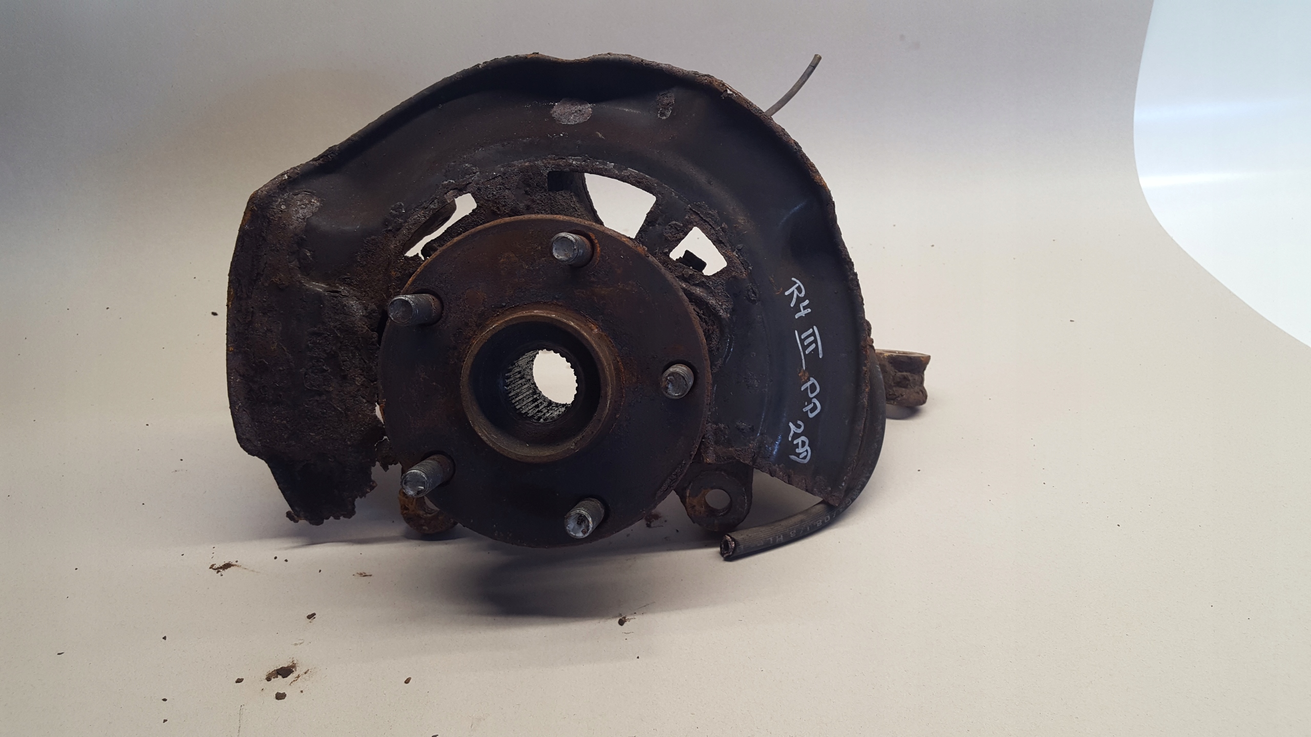 TOYOTA Rav4 III 06-09r 2,2 D4d D-CAT ЦАПФА ПРАВА ПЕРЕД