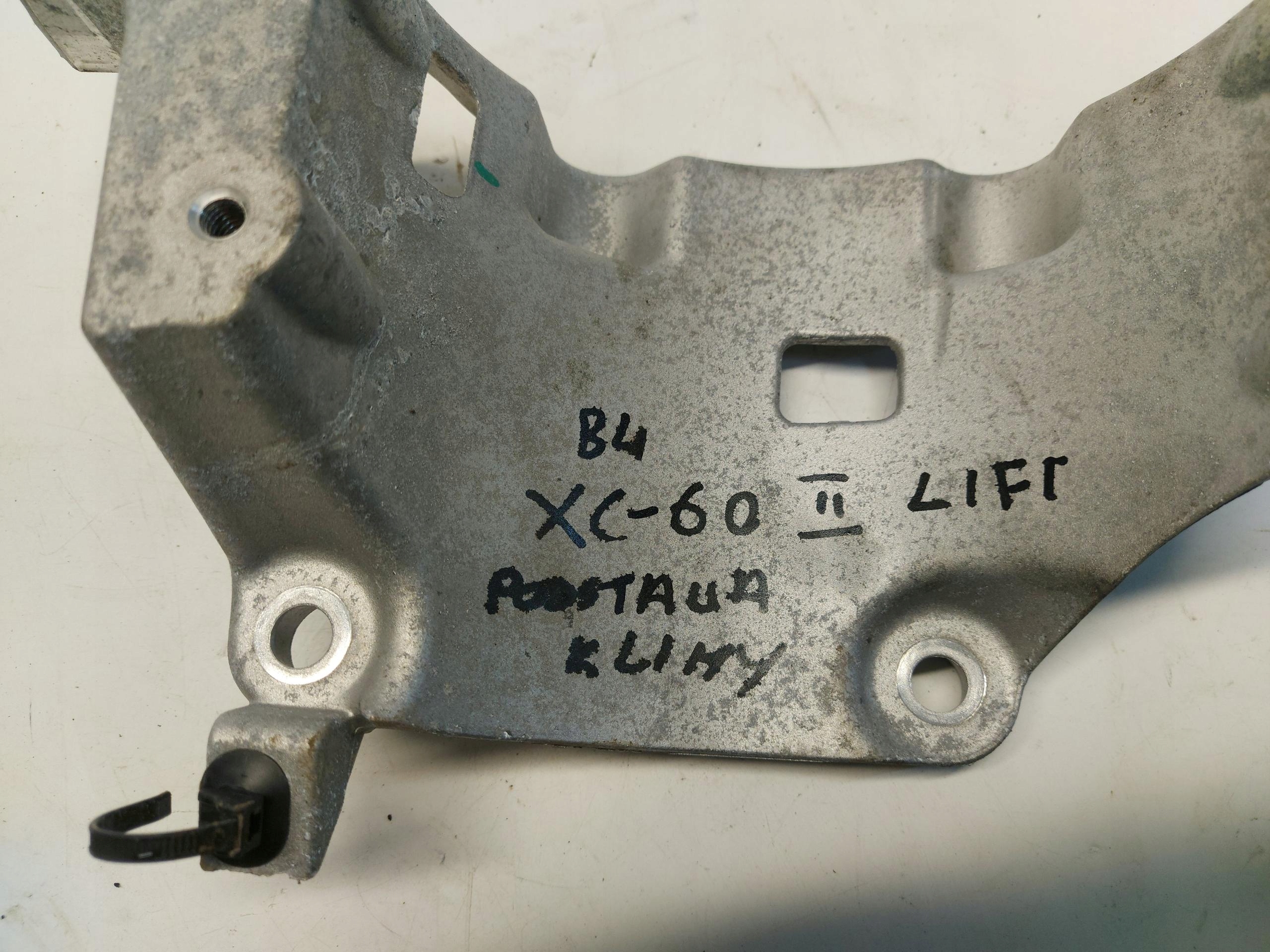 VOLVO XC60 II LIFT B4 2.0B Support plaque