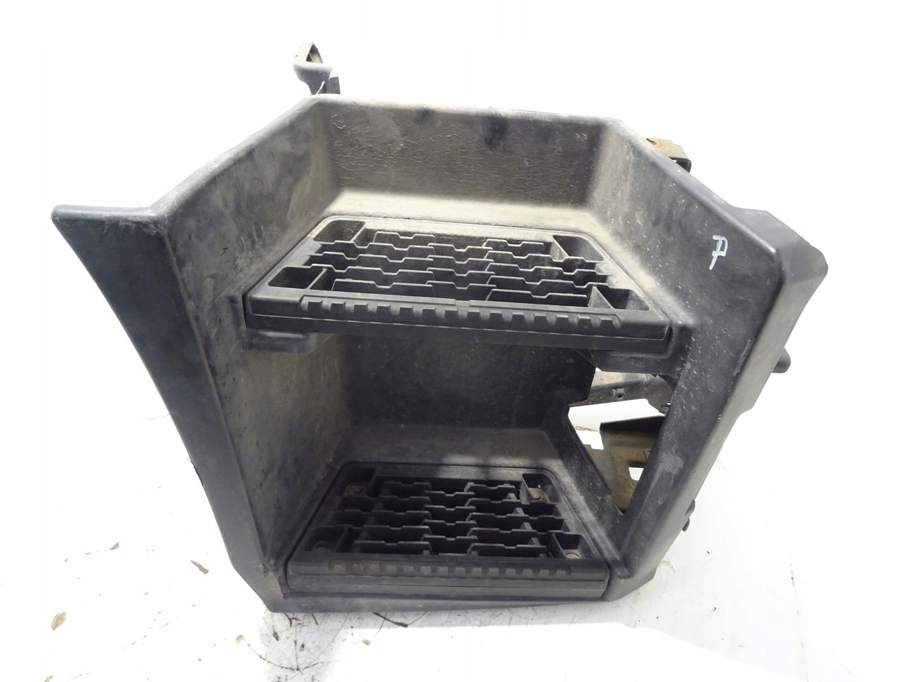 СТУПЕНЬ КАБИНЫ ПРАВАЯ RENAULT T 13-22 82574837