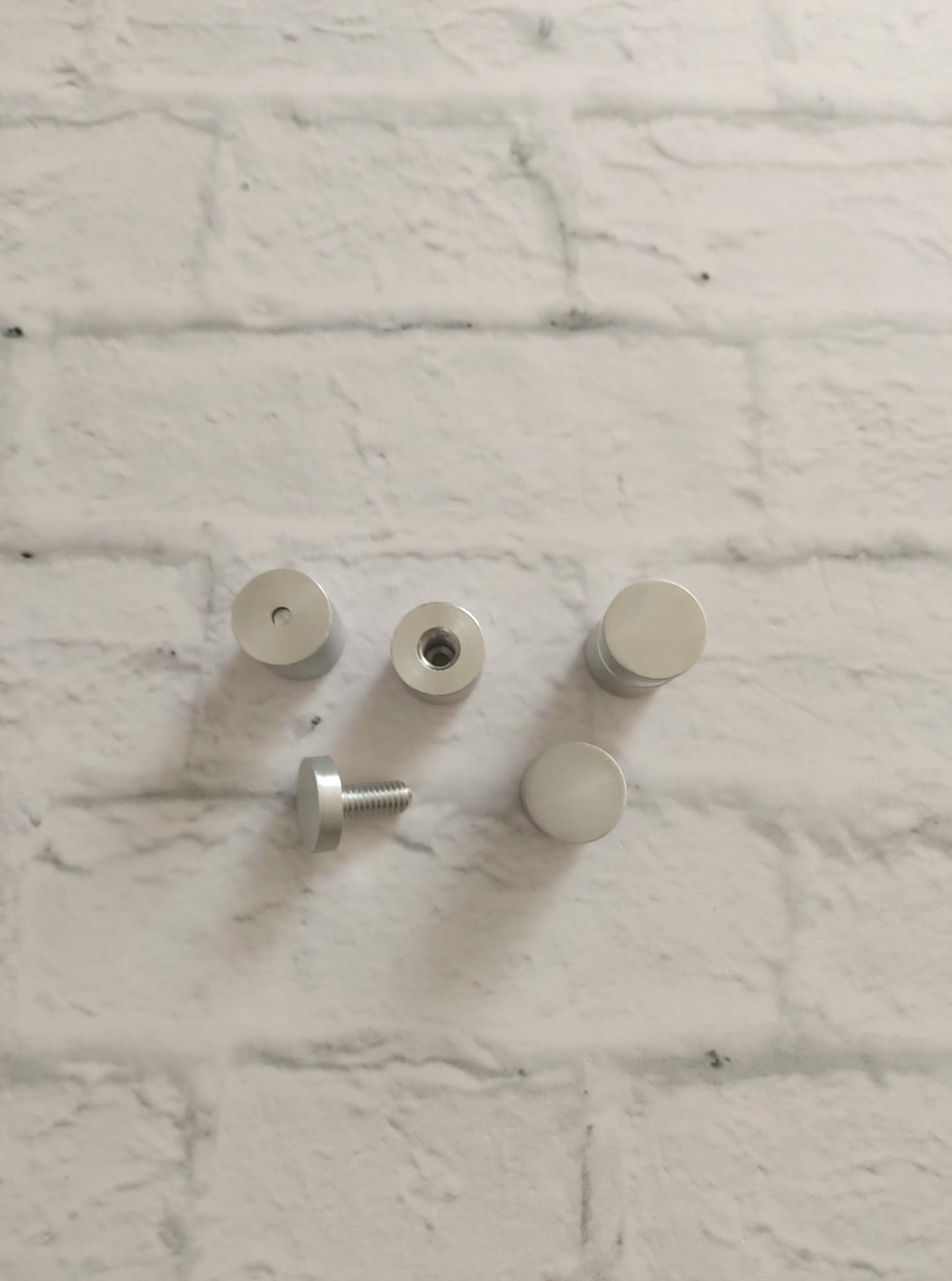 TABLICZKA SZYLD PLEXI MLECZNA z dystansami A4 DRUK Wysokość produktu 21 cm