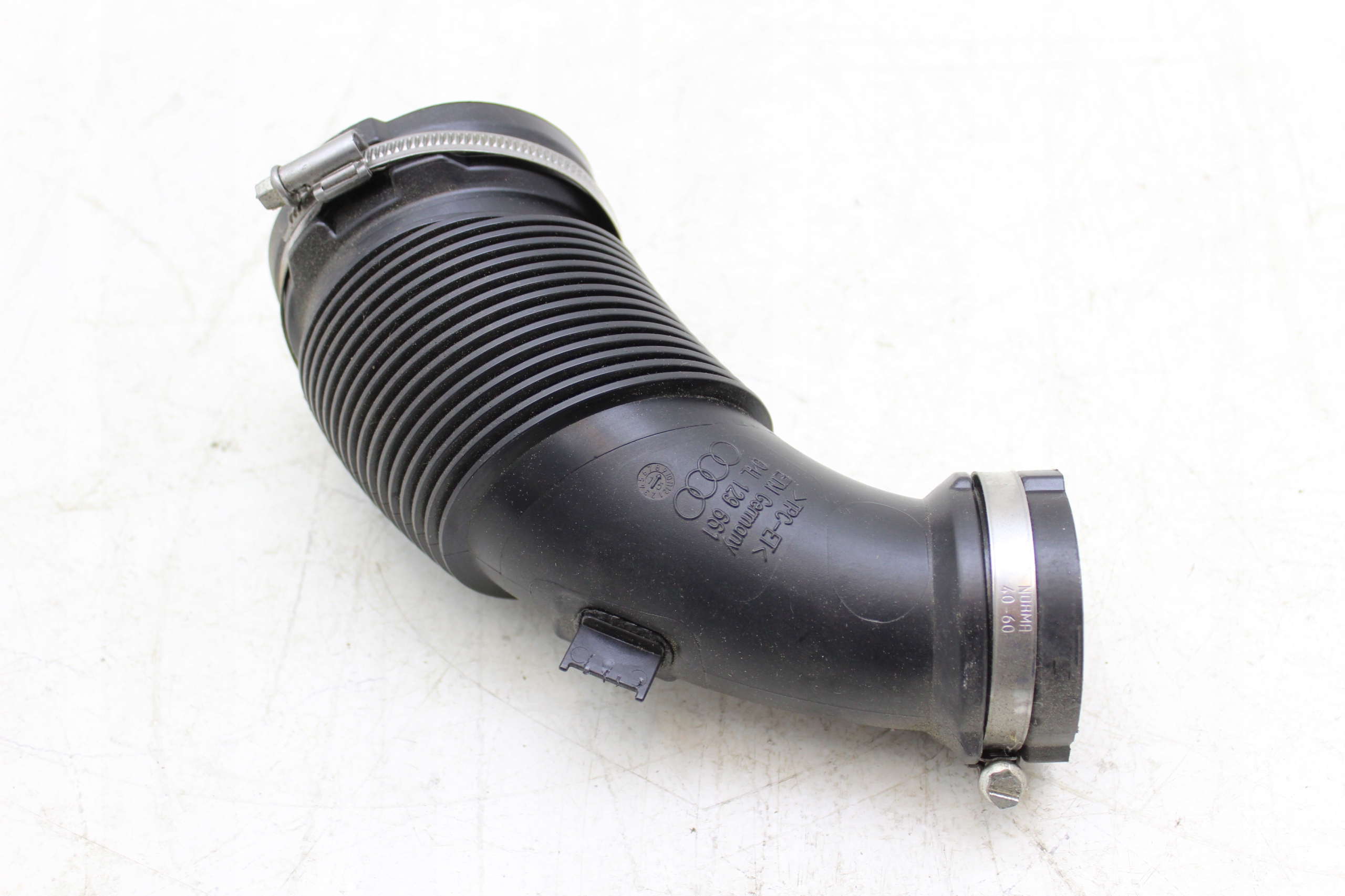 Audi a4 B8 труба Воздух a5 04L129661