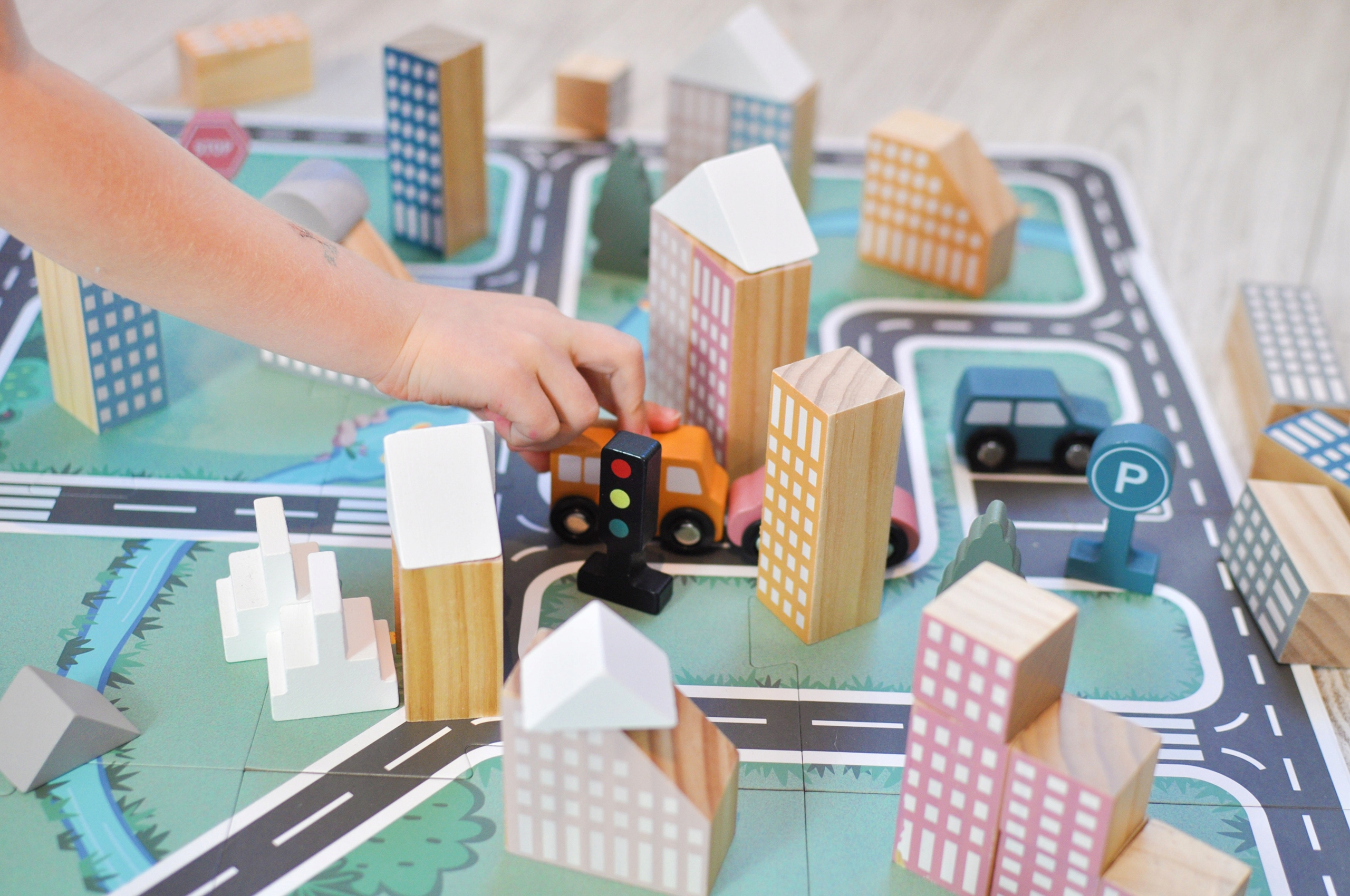 KLOCKI DREWNIANE W WIADERKU SAMOCHODZIKI BUDYNKI MIASTO MAKIETA VIGA POLARB Materiał drewno