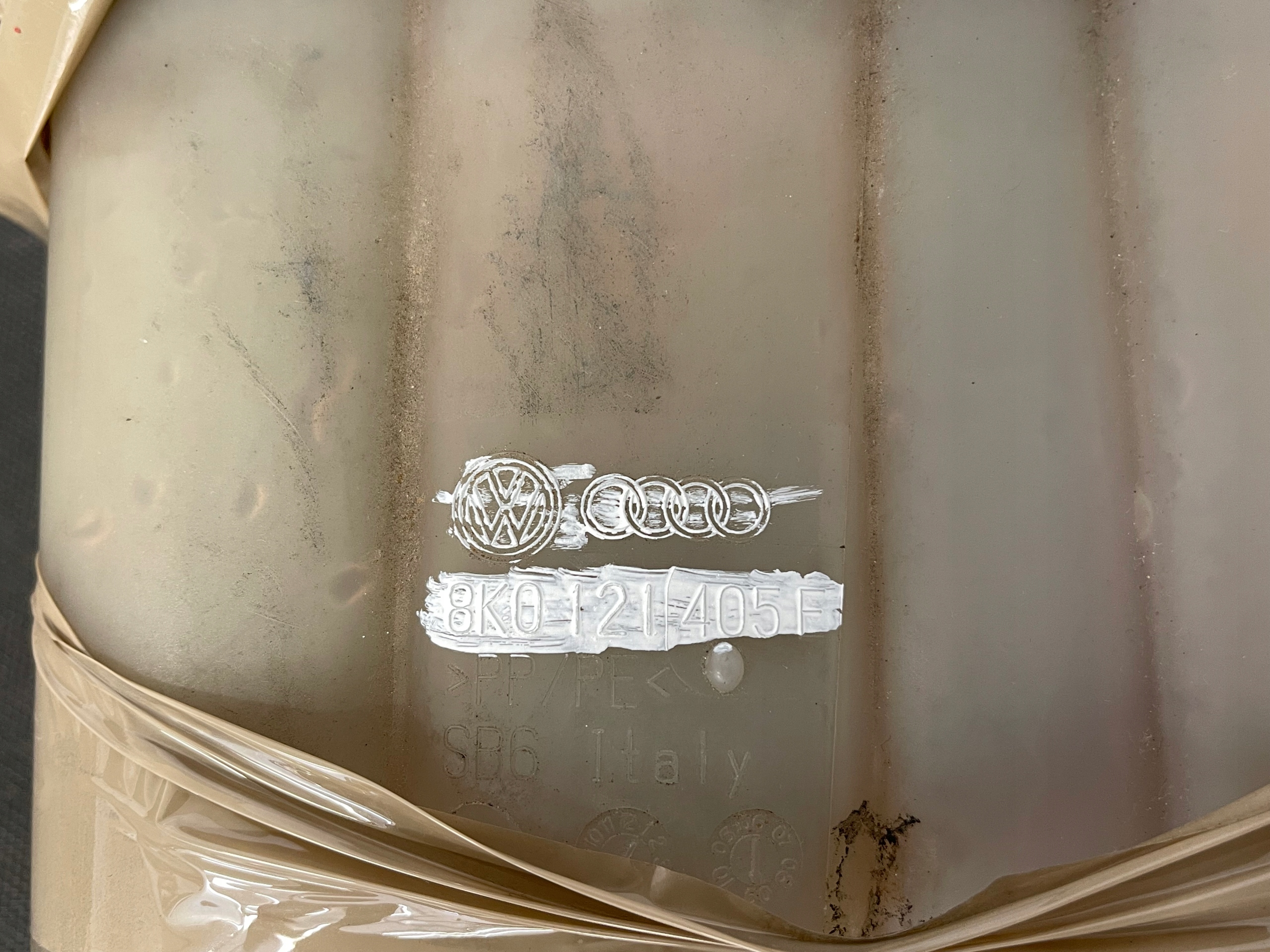 AUDI A5 S5 8T Réservoir eau 8K0121405F