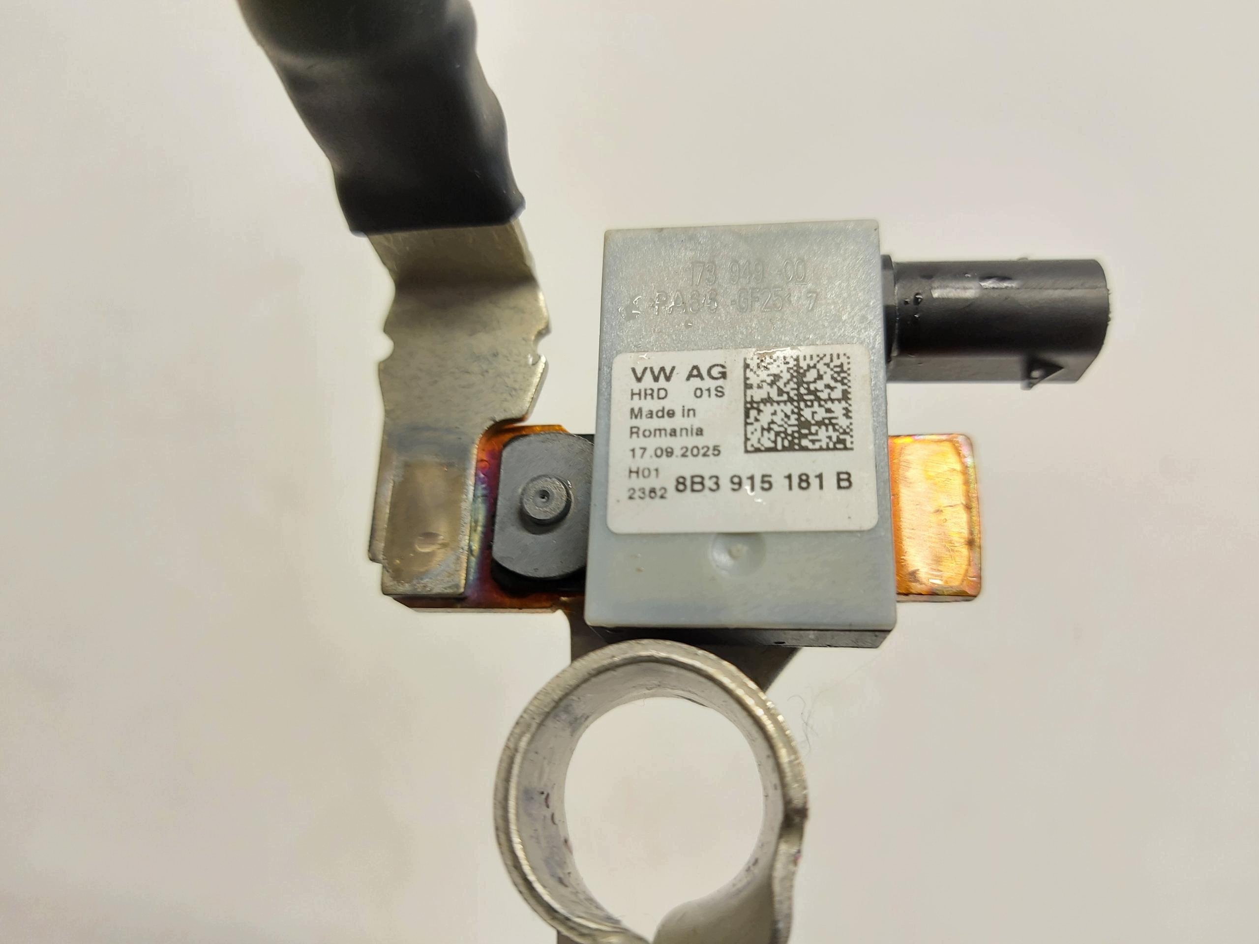 AUDI A5 8B3 B10 AVANT terminal ujemna minus 8B3915181B