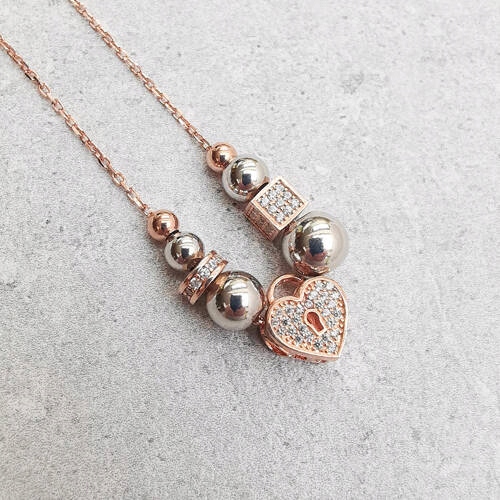 Náhrdelník s drobnými prvky – srdíčko