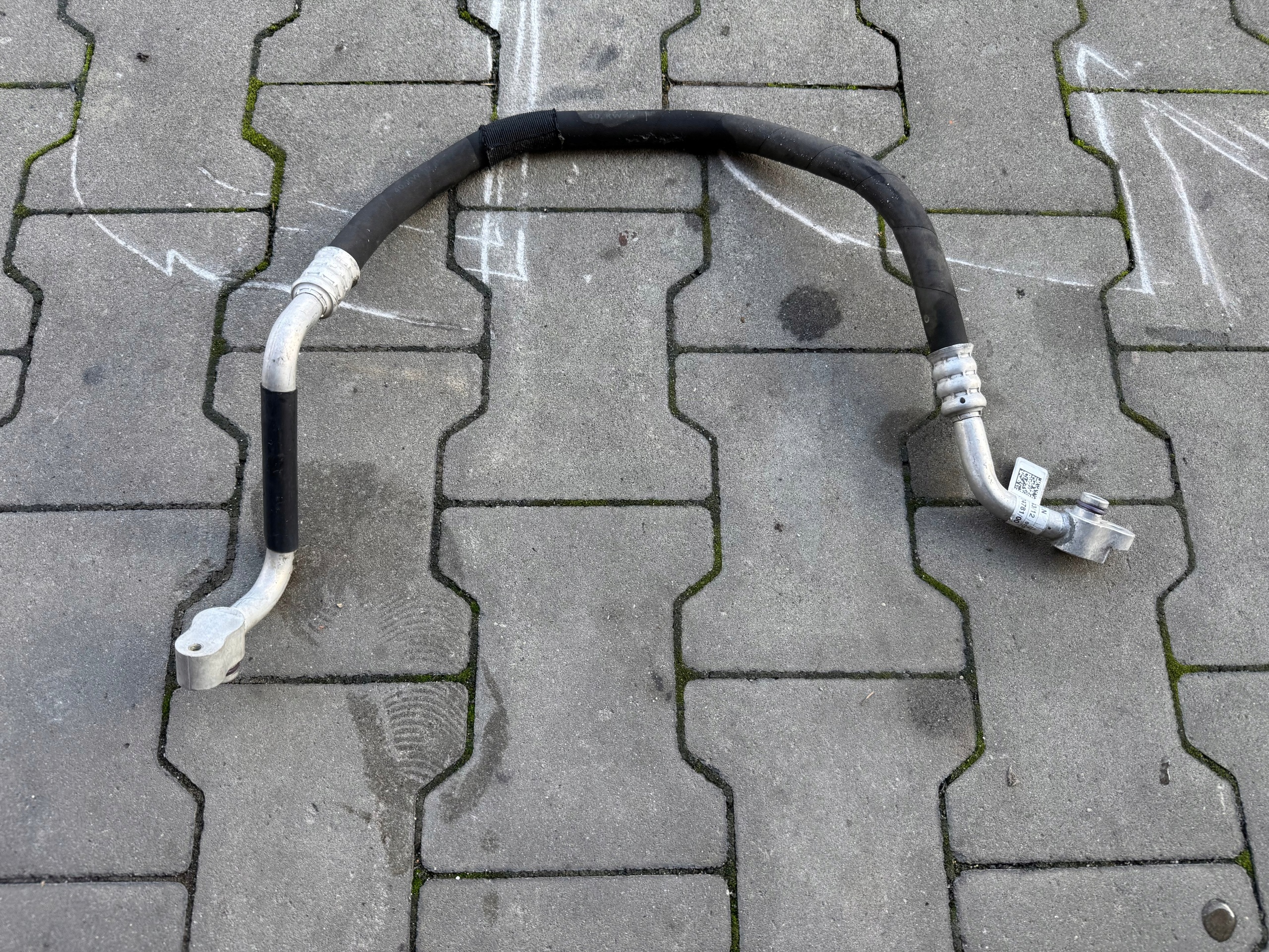 vedení hadice klimatizaci AUDI A4 A5 8T0260701N