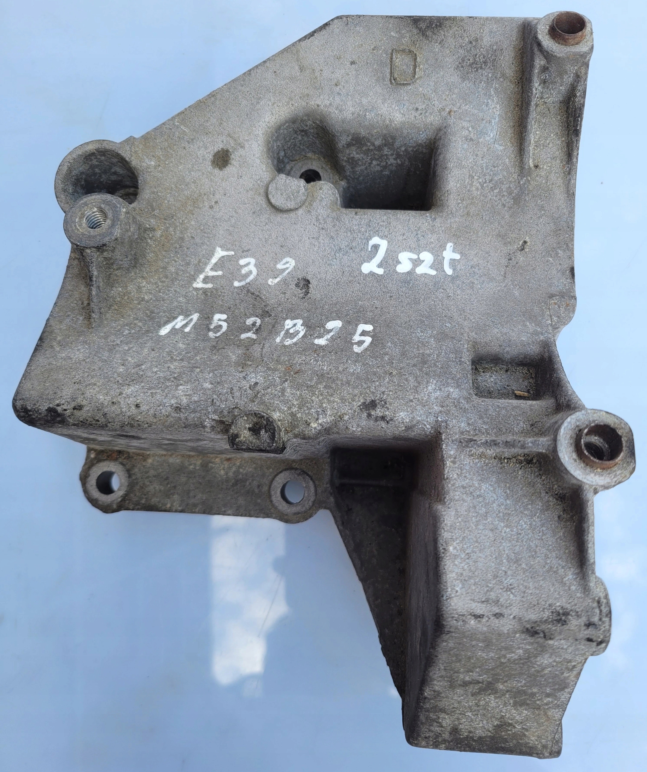 ŁAPA MOCOWANIE SPRĘŻARKI BMW 5 E39 M52B25 M52 2.5B