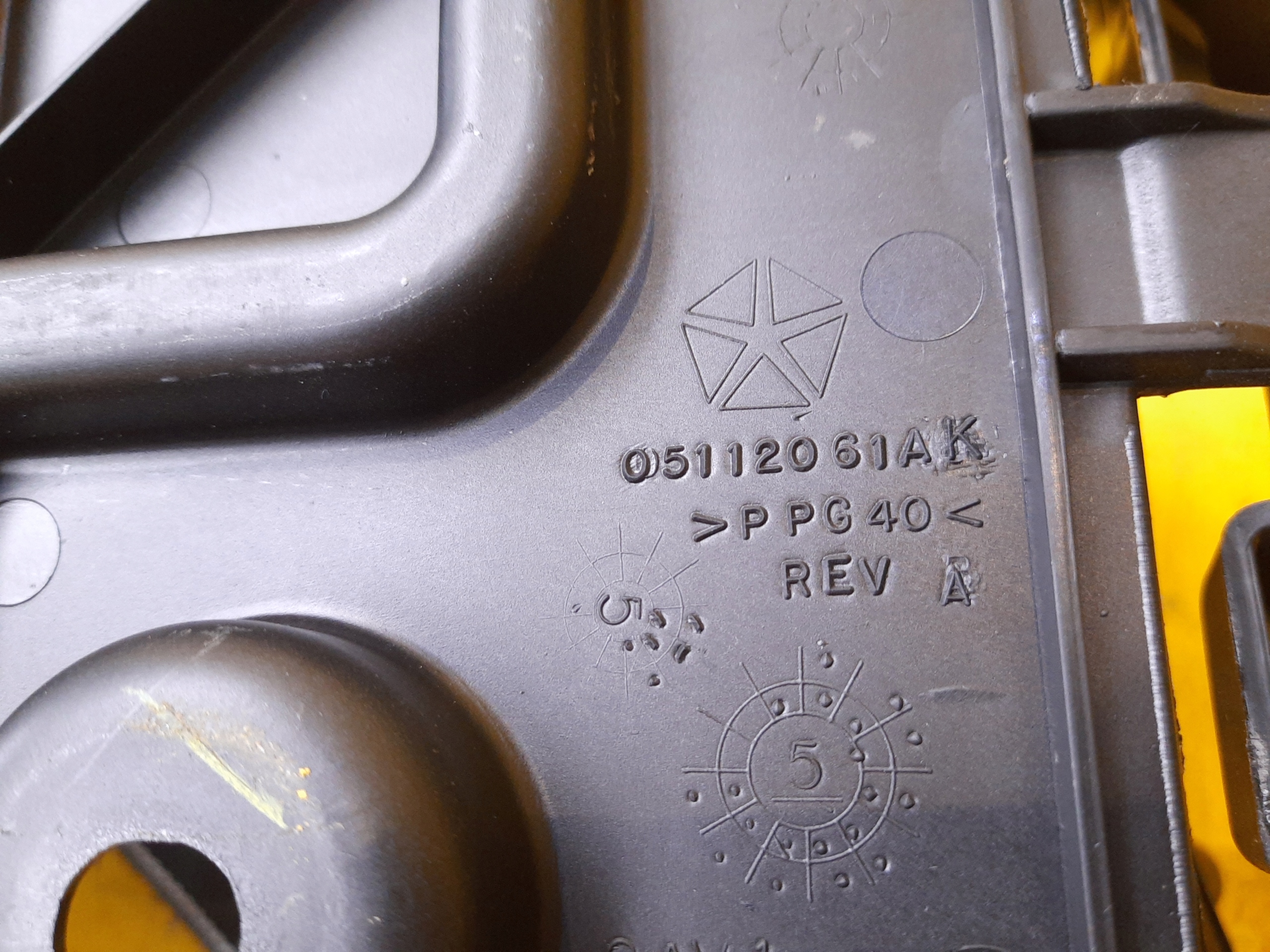 MASERATI LEVANTE OBUDOWA AKUMULATORA Version European