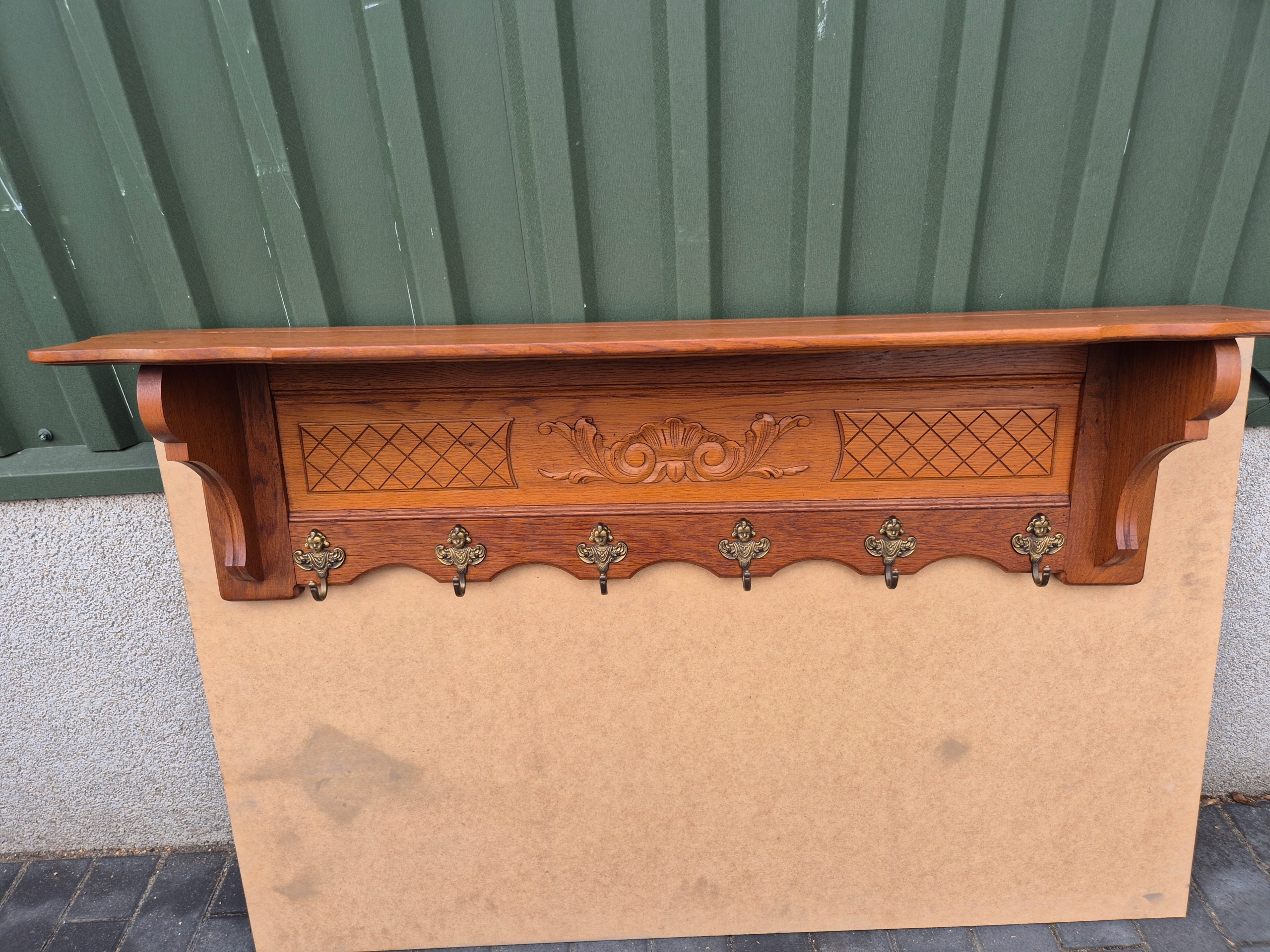 Stylowy wieszak ścienny z półką