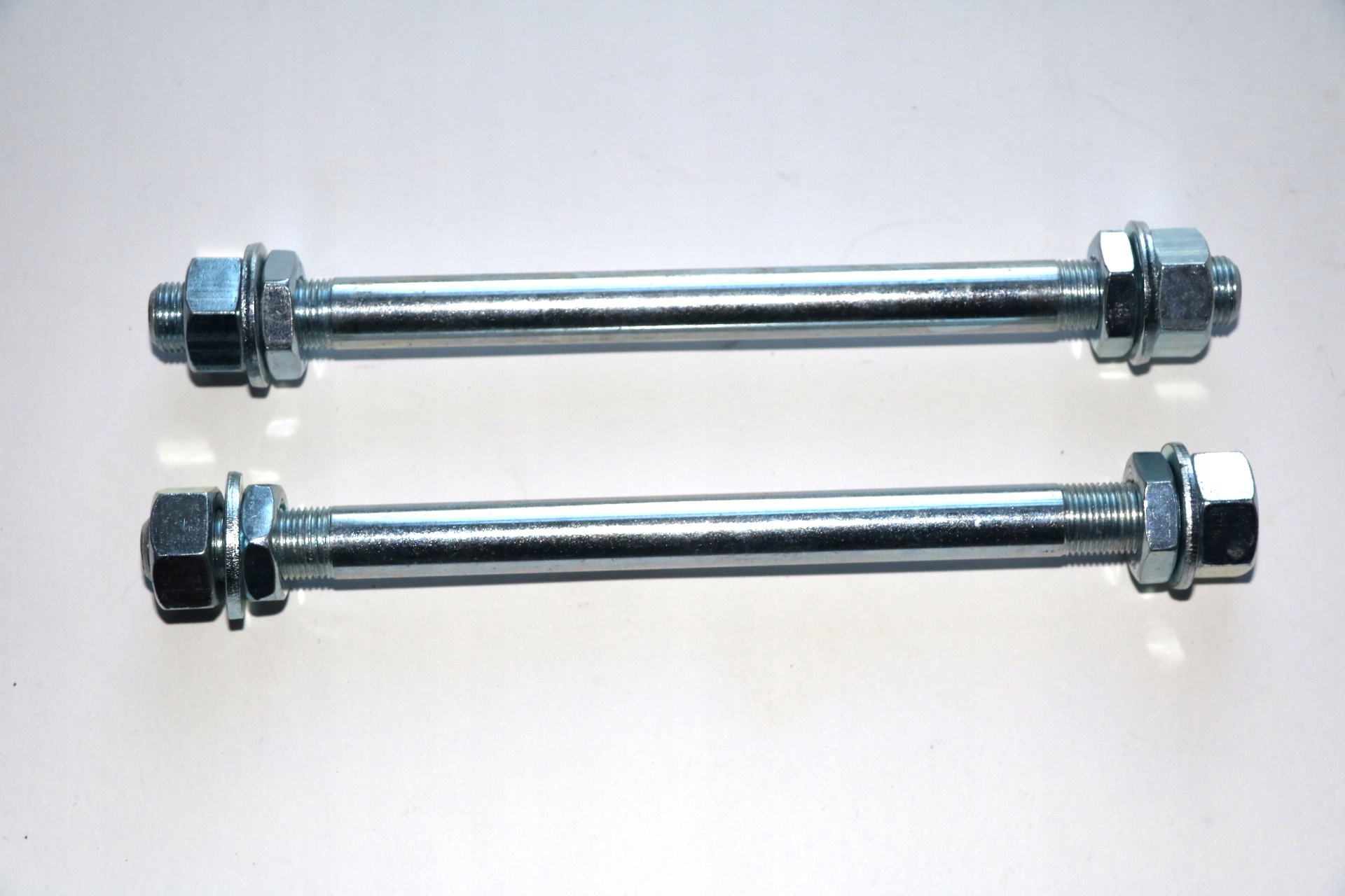 OŚ OŚKA KOŁA PRZÓD TYŁ DO MOTORYNKA + 4 ŁOŻYSKA Producent MM