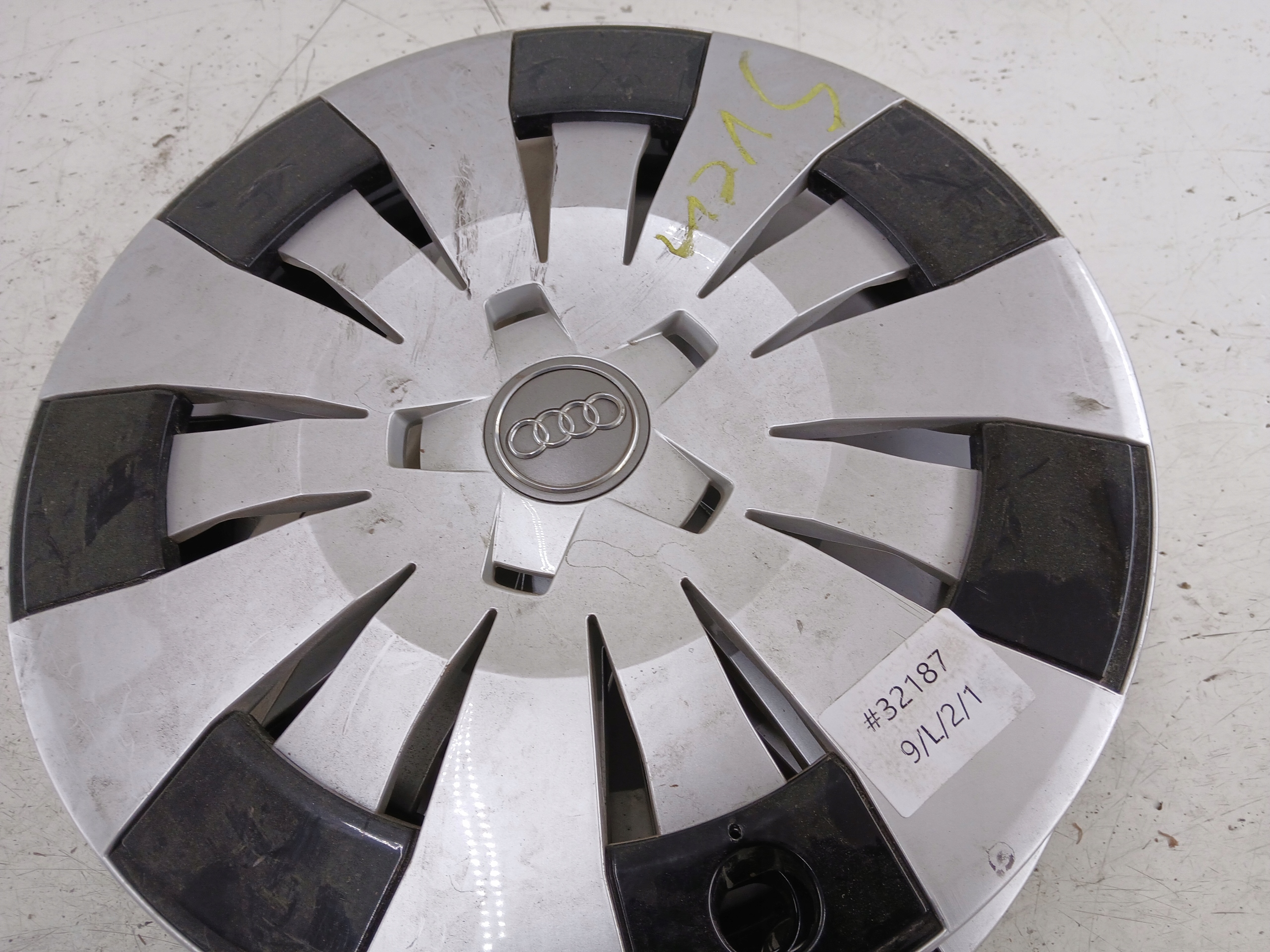 AUDI A3 A4 Radklppen KOMPLET 16 CALI 8V0601147