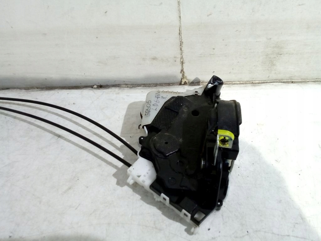 Toyota Verso S lock left front 6 PIN