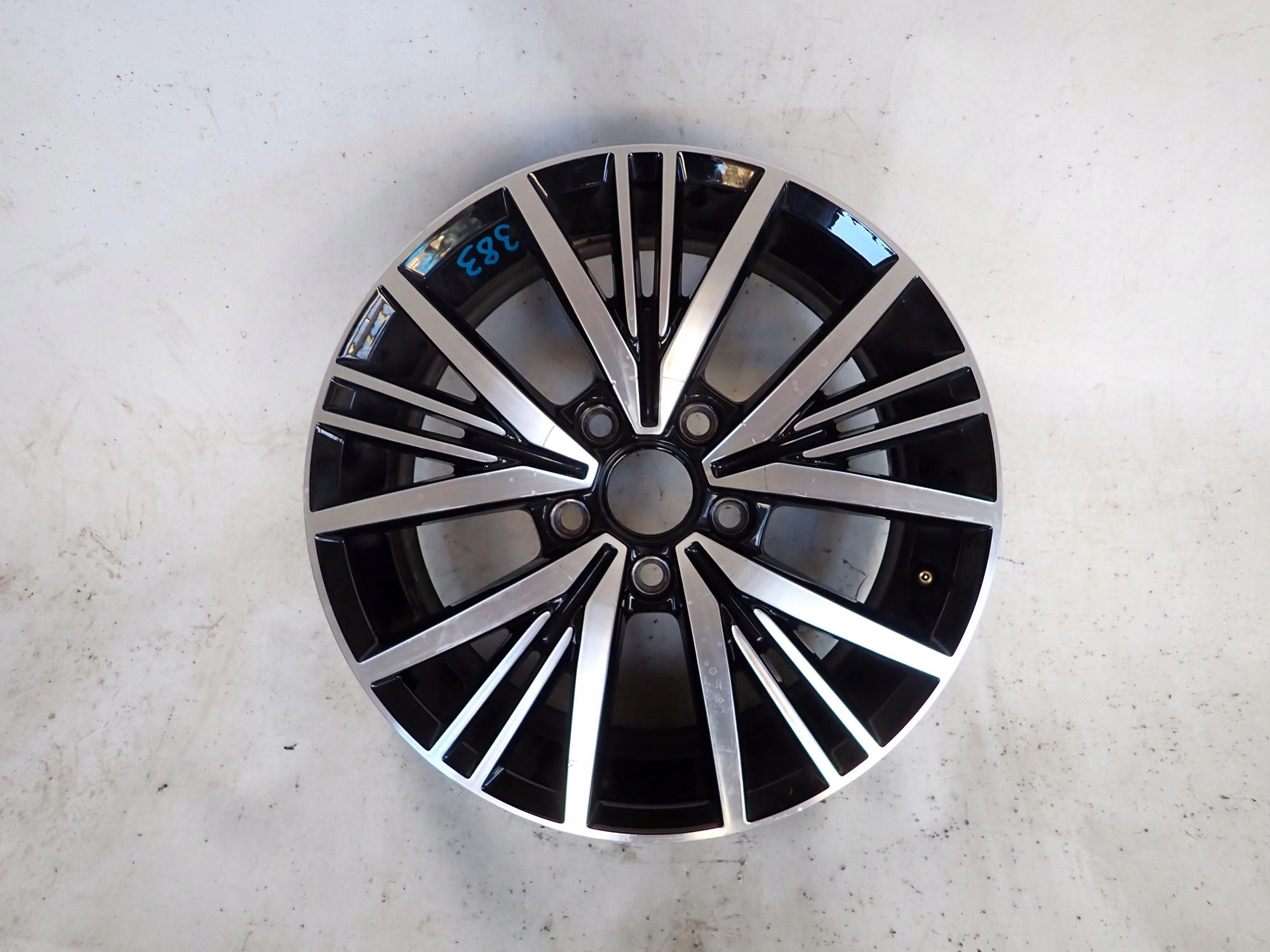 VW 5GE601025CD 6.5Jx16H2 ET46 16" disk hliníkový