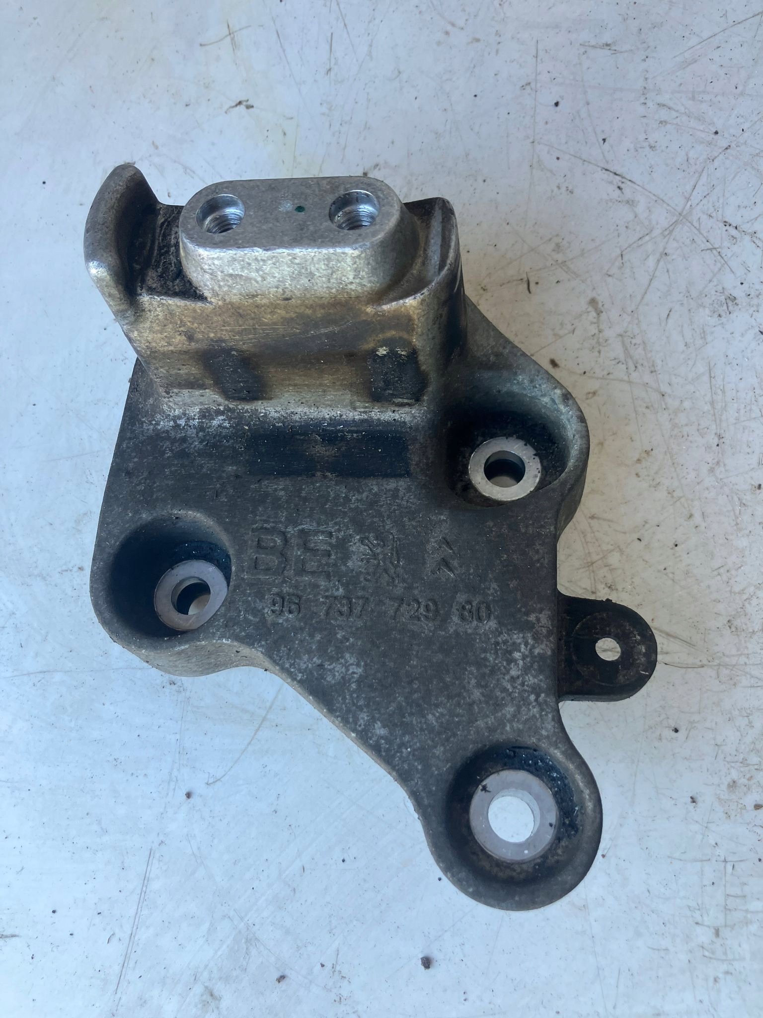 Getriebehalter getriebe CITROEN PEUGEOT 9673772980